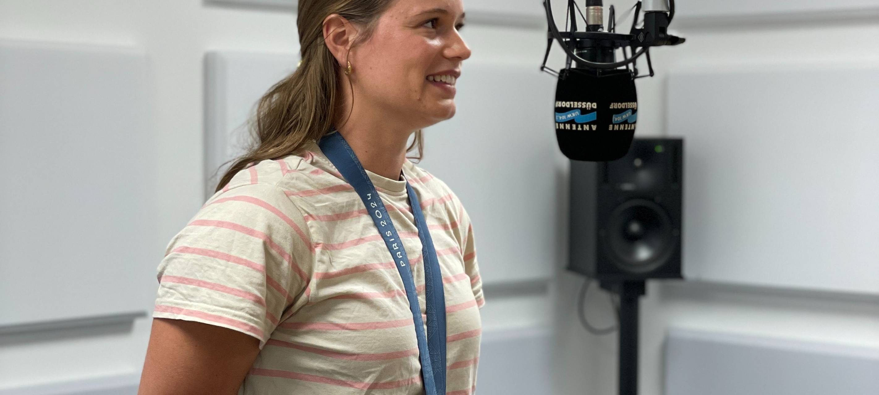 Bronzegewinnerin Leonie Menzel spricht in ein Mikrofon. Sie steht im Studio von Antenne Düsseldorf.