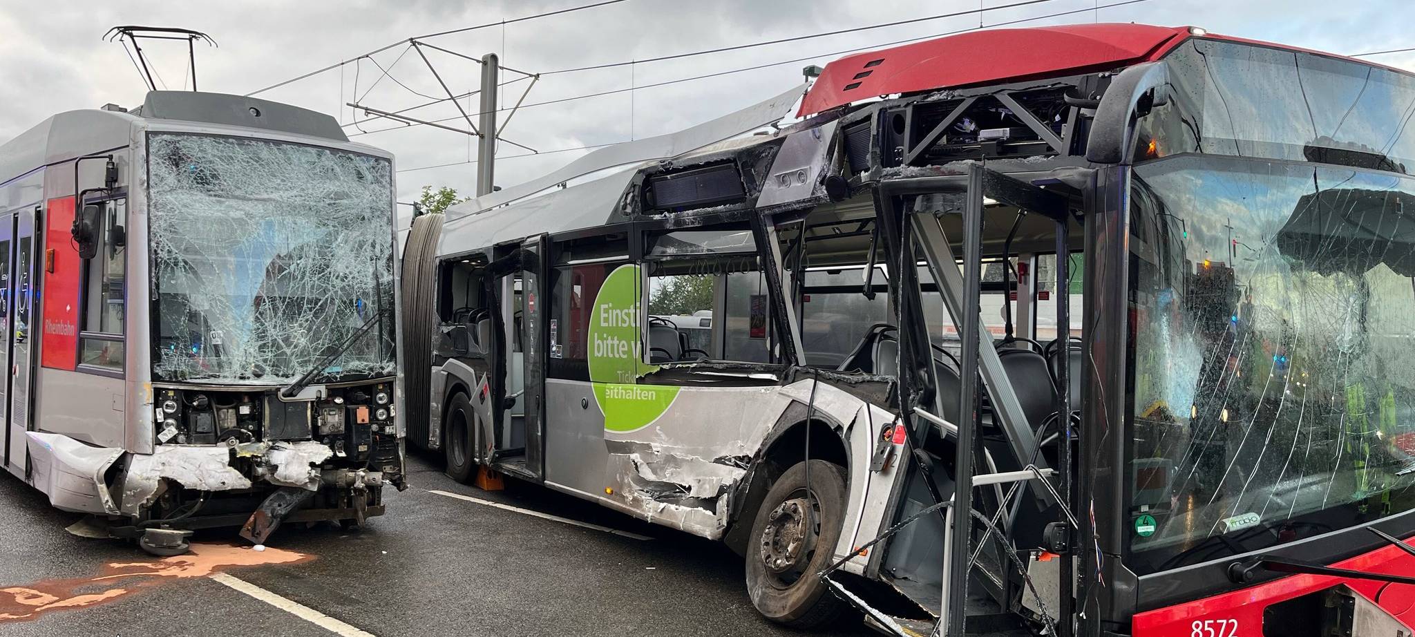 Schwerer Unfall in Rath: Bus kollidiert mit Straßenbahn