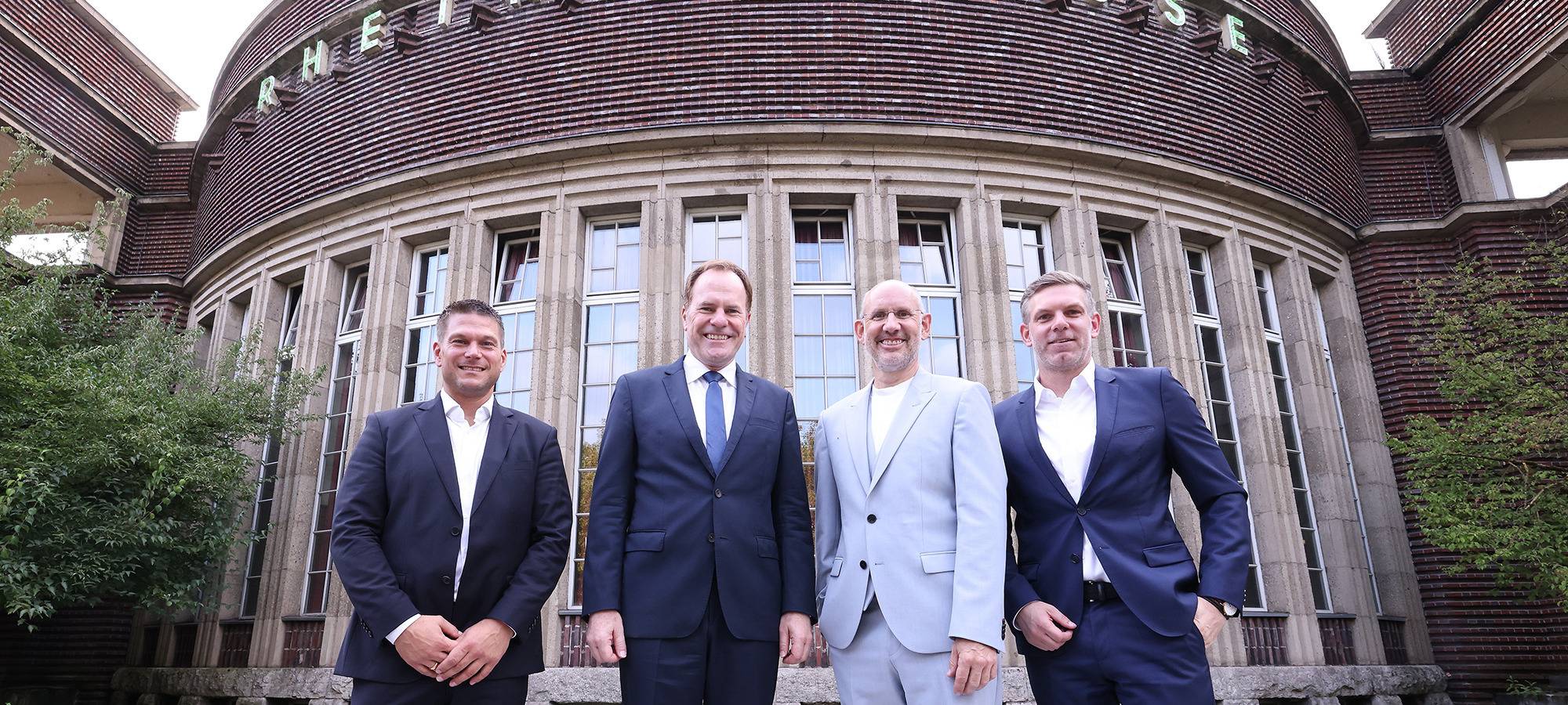 Verantwortliche von D.Live vor der Rheinterrasse Düsseldorf. Auch Oberbürgermeister Stephan Keller ist im Bild.