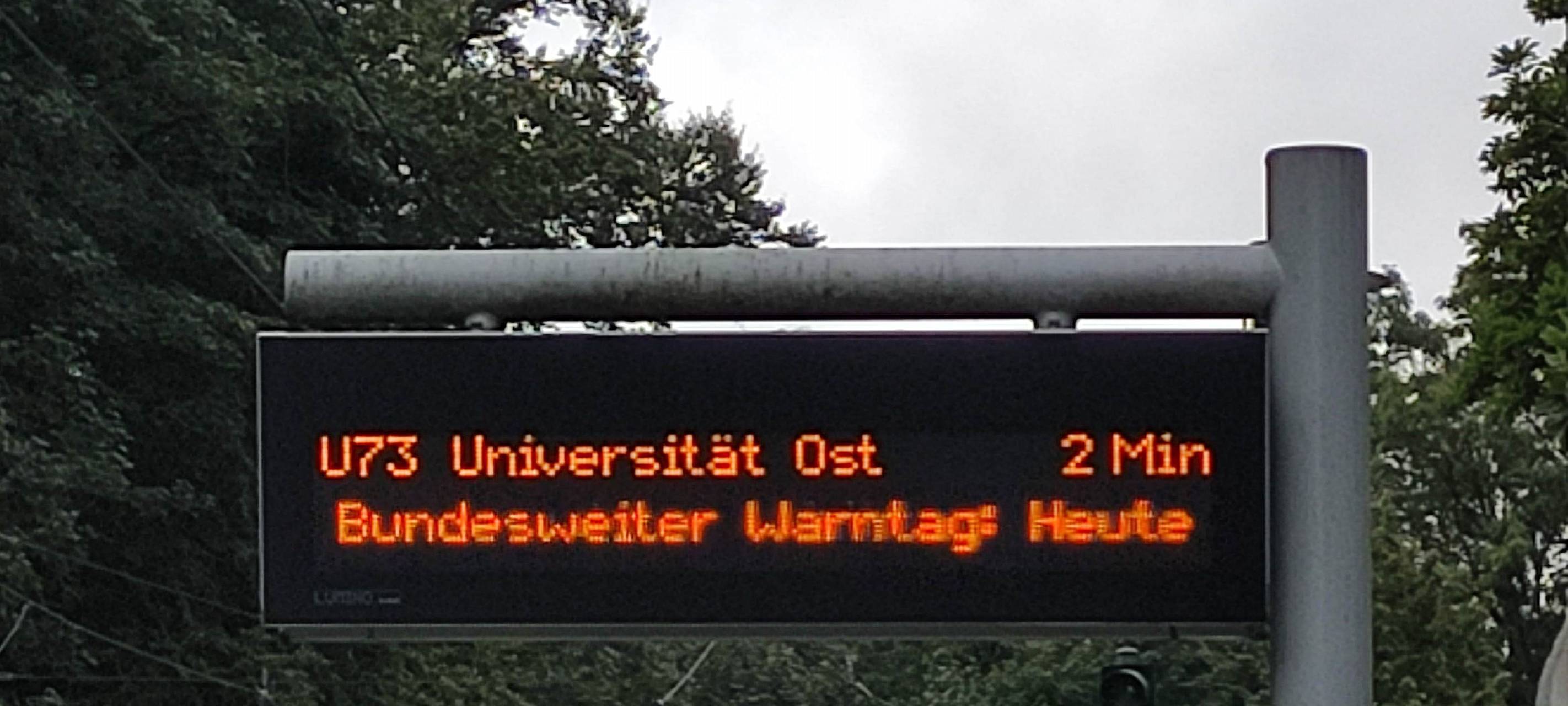 Eine Info-Tafel der Rheinbahn informiert über den Warntag.