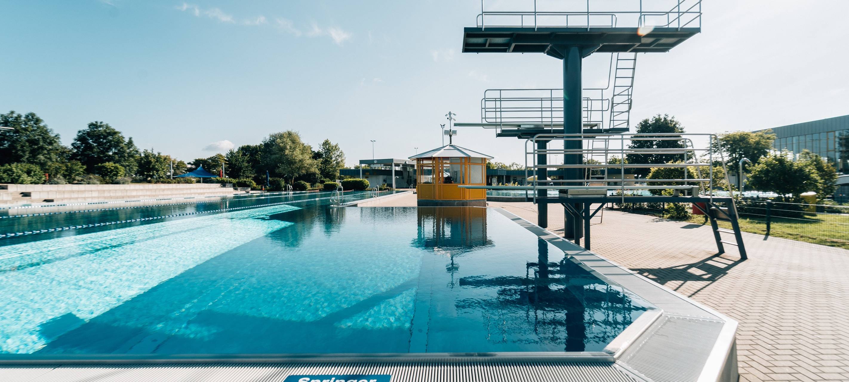 Der Sprungturm des Rheinbades in Stockum.