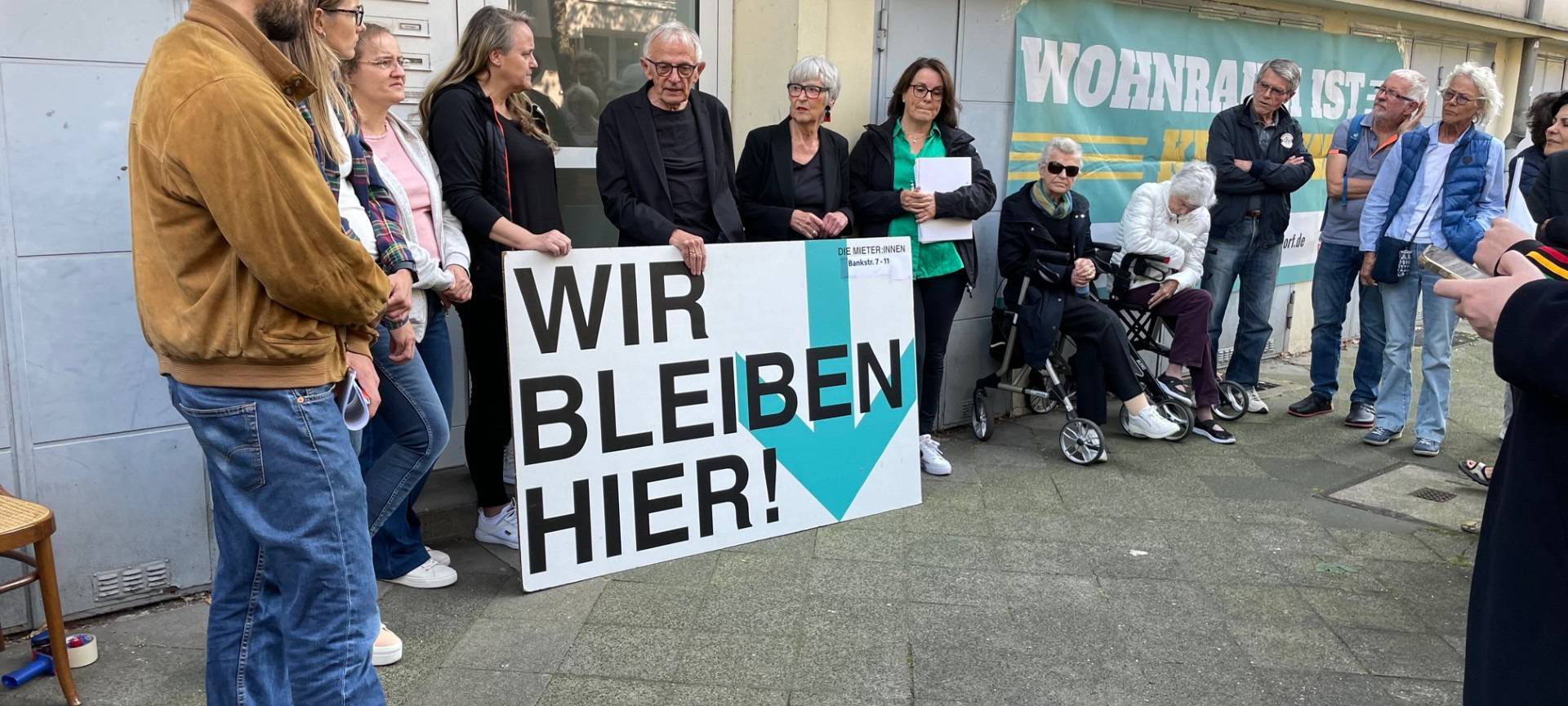 Eine Demo in Golzheim. Menschen protestieren gegen Wohnungsleerstand und Investoren.