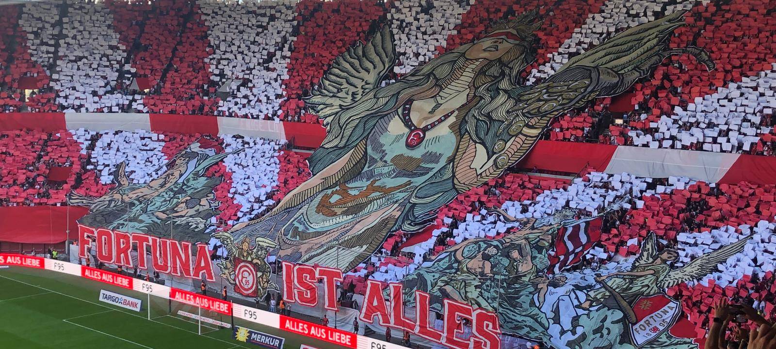 Die Choreo der Fortuna-Fans im Spiel gegen den 1. FC Köln. Präsent ist die Glücksgöttin Fortuna.