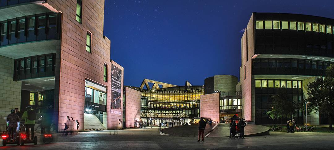 Der beleuchtete Düsseldorfer Landtag im Dunkeln.