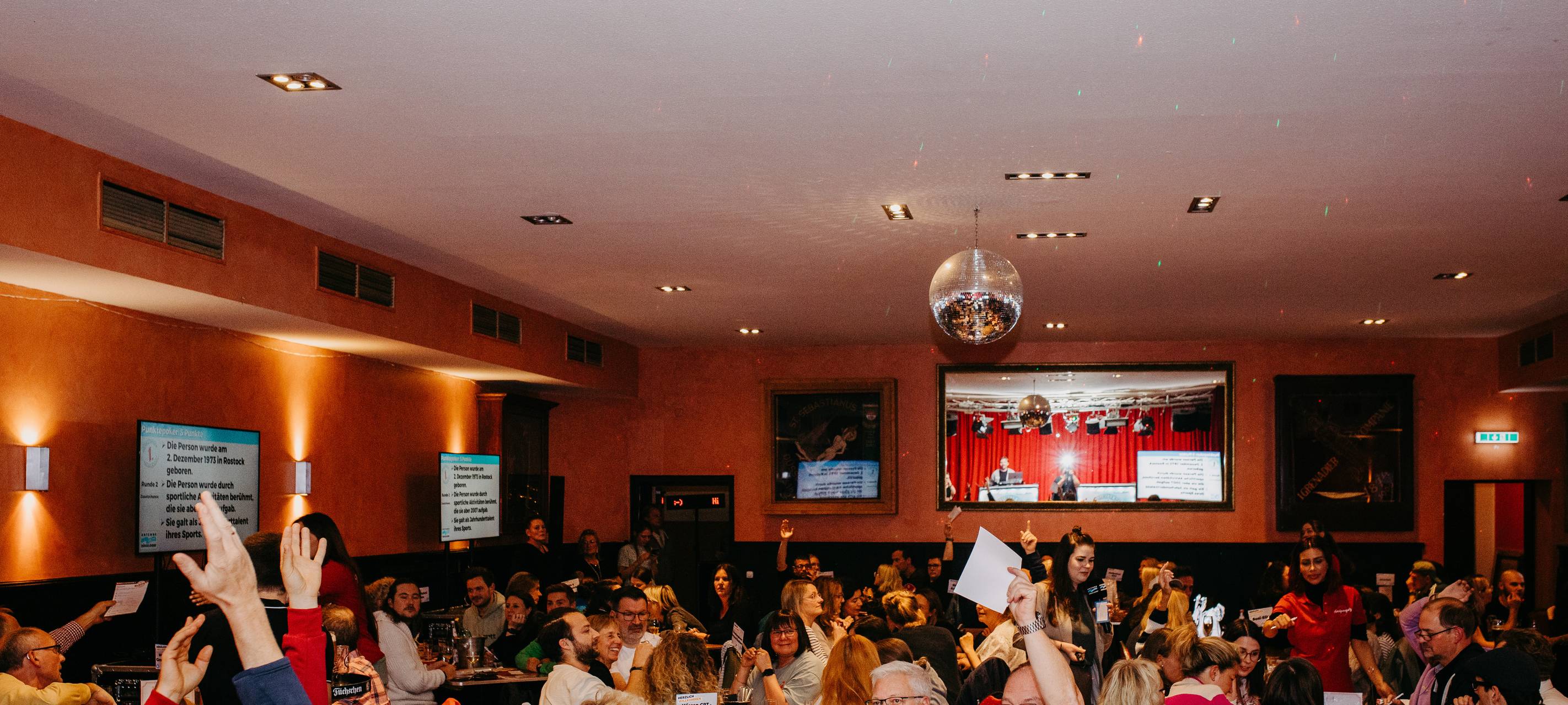 Ein Bild mit vielen Teilnehmerinnen und Teilnehmern, die am Kneipenquiz von Antenne Düsseldorf teilgenommen haben.