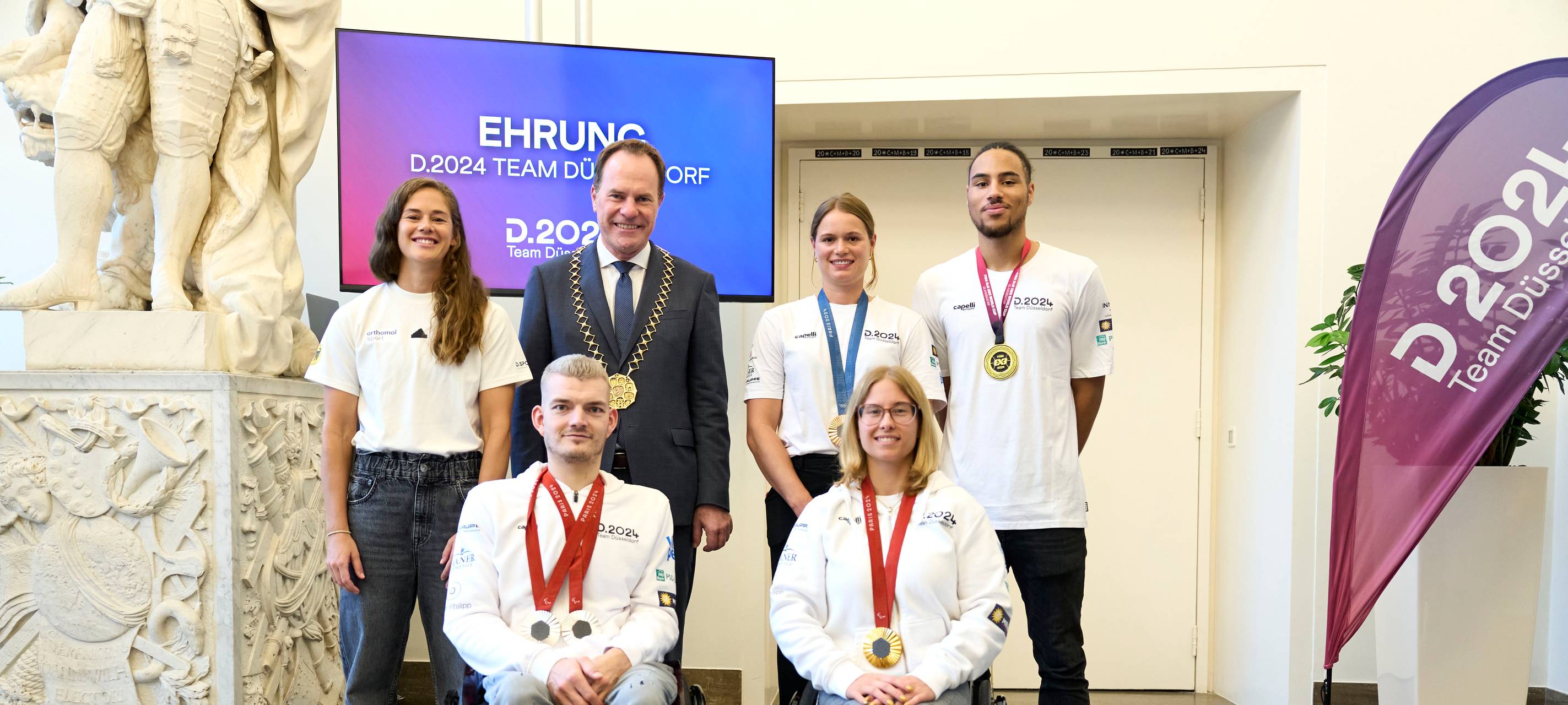 Oberbürgermeister Dr. Stephan Keller ehrte die herausragenden Düsseldorfer Medaillengewinner 2024: Cinja Tillmann (l.), Leonie Menzel, Leon Fertig (r.) sowie Thomas Schmidberger und Sandra Mikolaschek