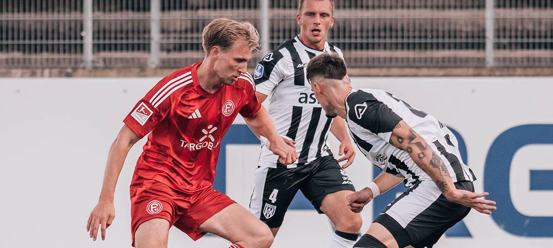 Fortuna-Stürmer Vincent Vermej im Zweikampf