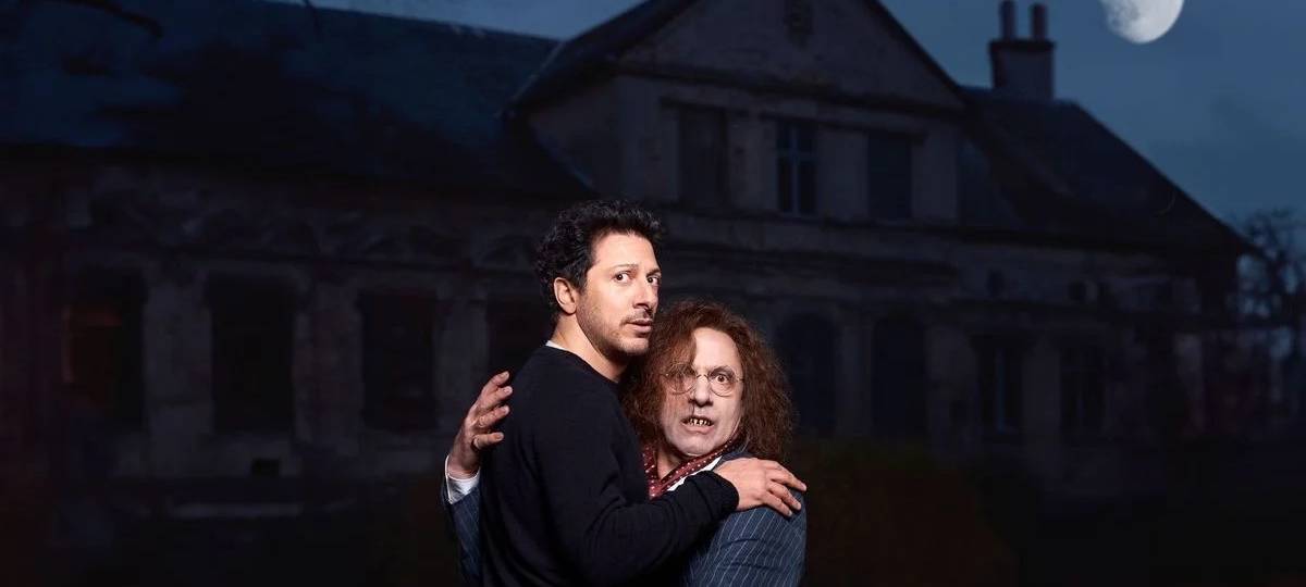 Eddie auf dem Arm des Vampirs Igor.