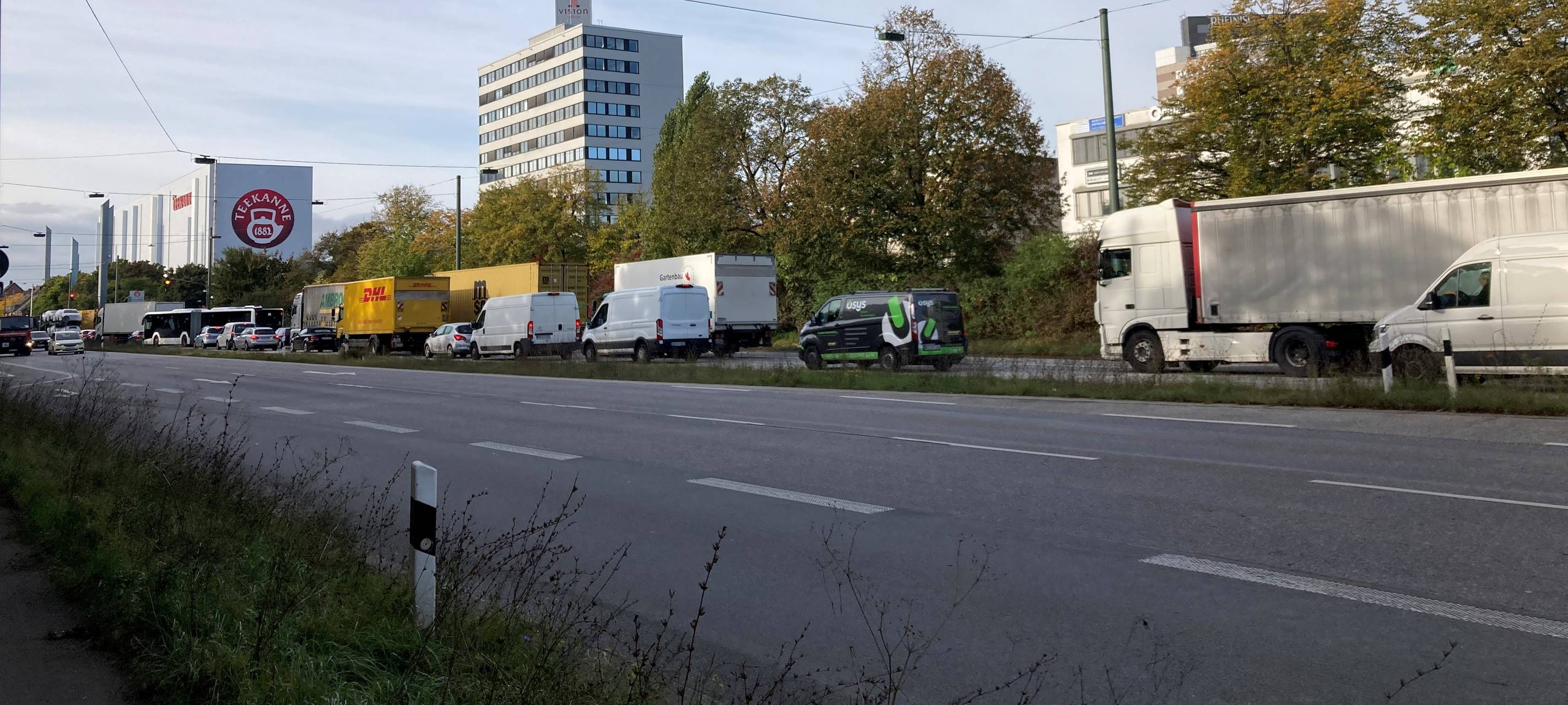 LKW und PKW stehen auf der Kevelaer Straße im Stau.