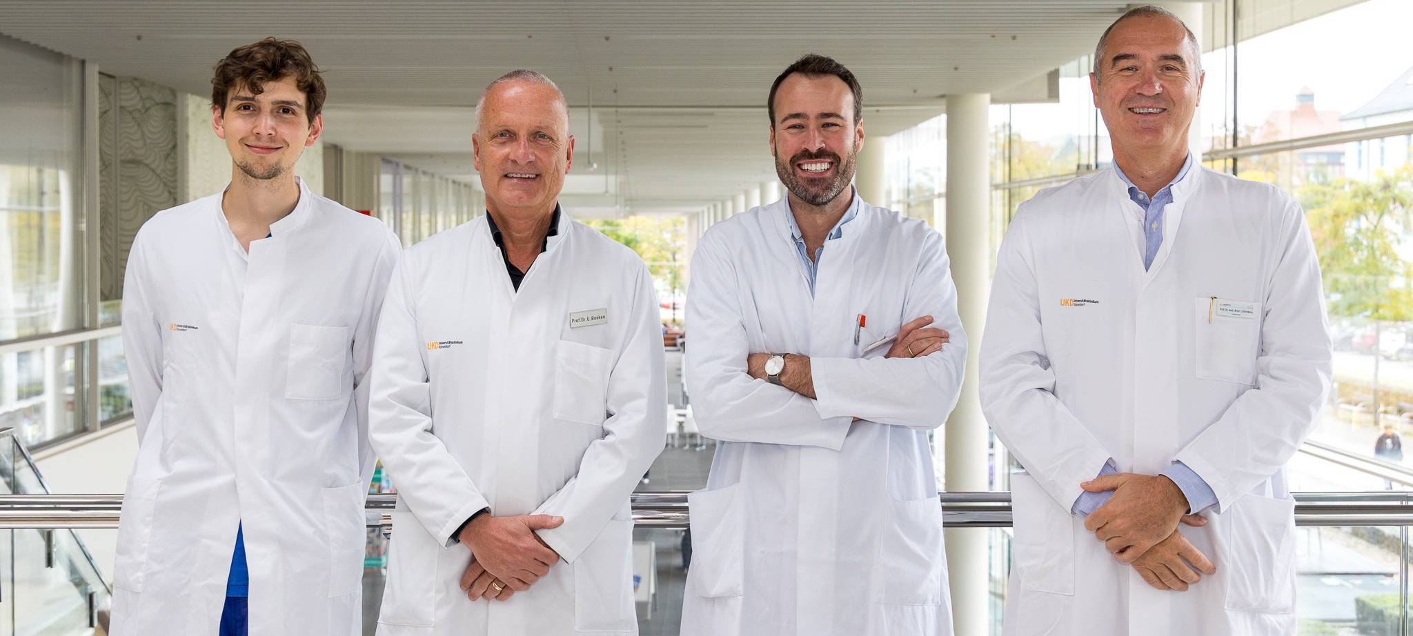 Fünf Mediziner der Uni-Klink Düsseldorf. Sie schauen freundlich in die Kamera.