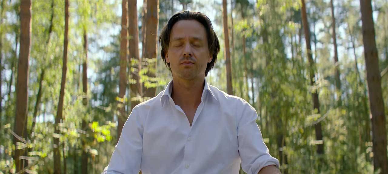 Björn atmet tief durch.