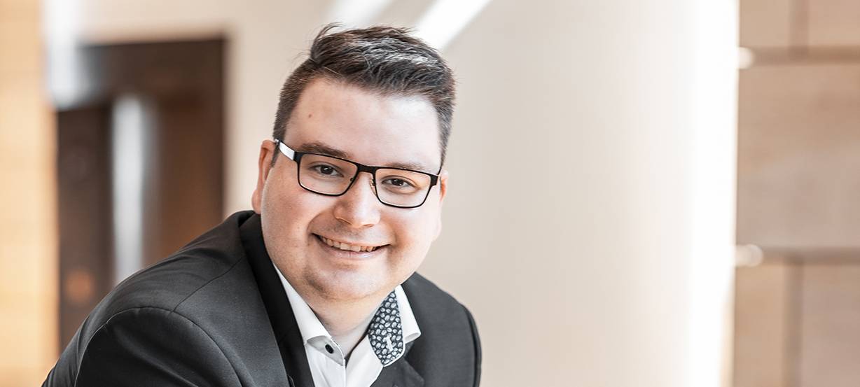 Dennis Vobis lächelt in die Kamera. Er ist der neue Moderator der Fernsehsitzung des Düsseldorfer Karnevals.