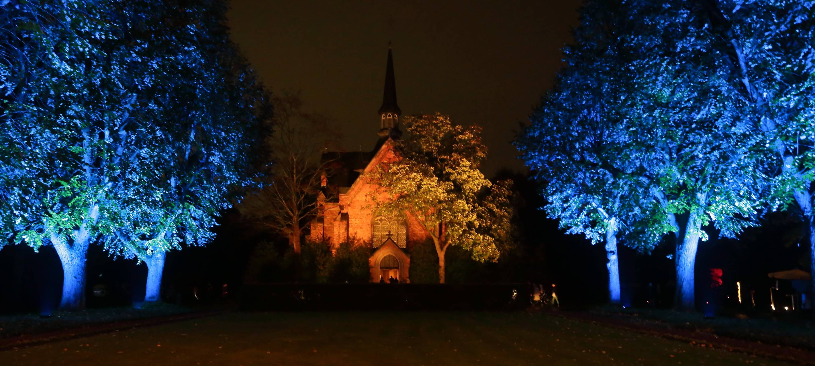Ein Bild von der zu Allerheiligen beleuchteten Kapelle im Nordfriedhof