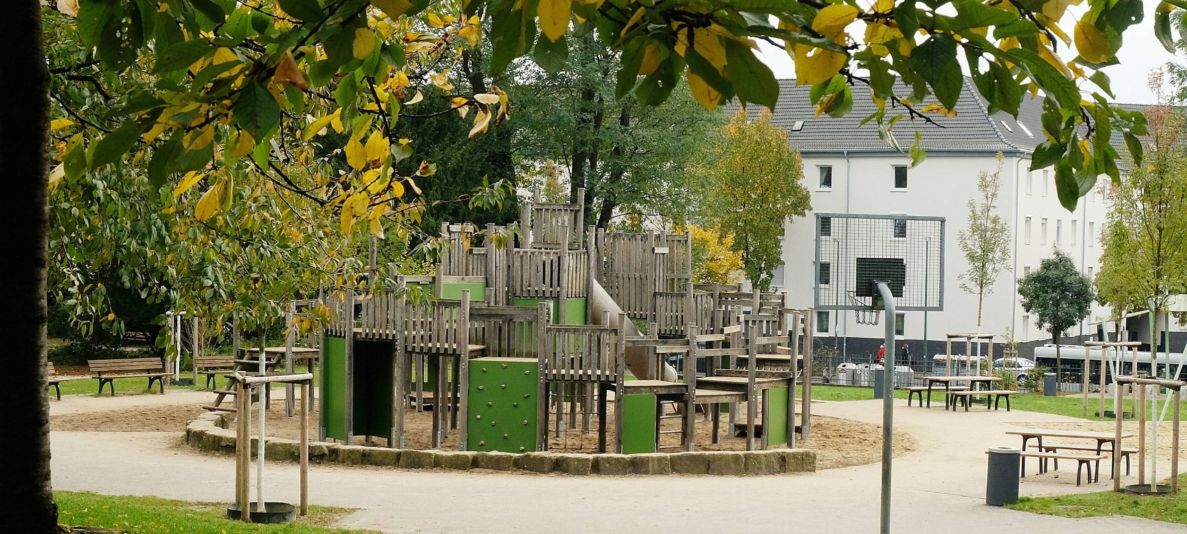 Zu sehen ist die neu gestaltete Grünanlage am alten Gerresheimer Friedhof.