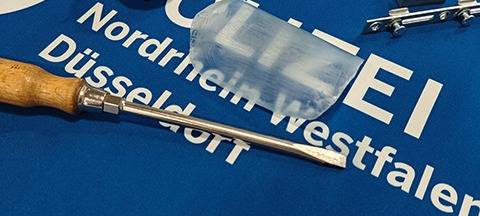 Die Polizei präsentiert Einbruchswerkzeug.