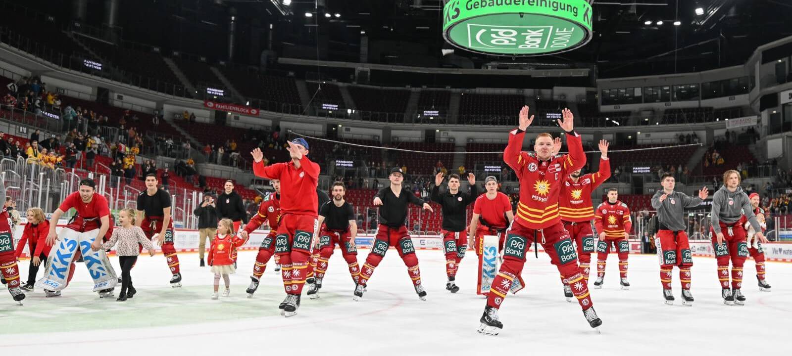 Die Mannschaft der Düsseldorfer EG feiert auf dem Eis den Sieg gegen Augsburg.
