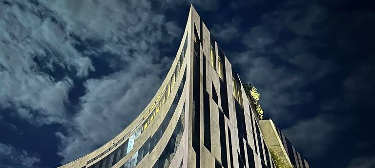 Der Kö-Bogen II bei Nacht. Das Gebäude wird vom Mondlicht beleuchtet.