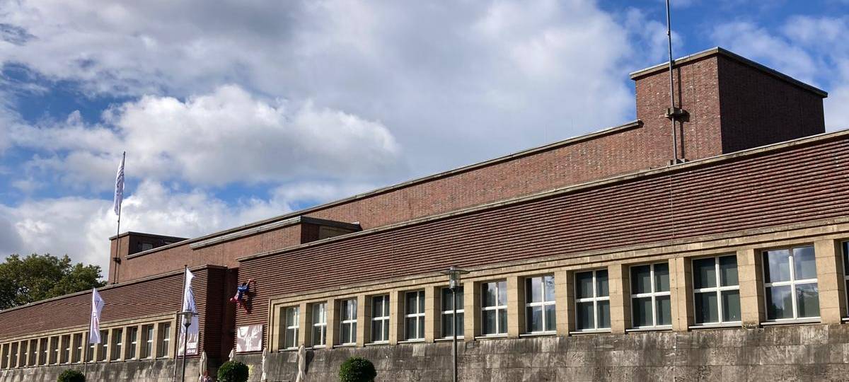 Die Frontansicht auf das NRW-Forum im Ehrenhof.