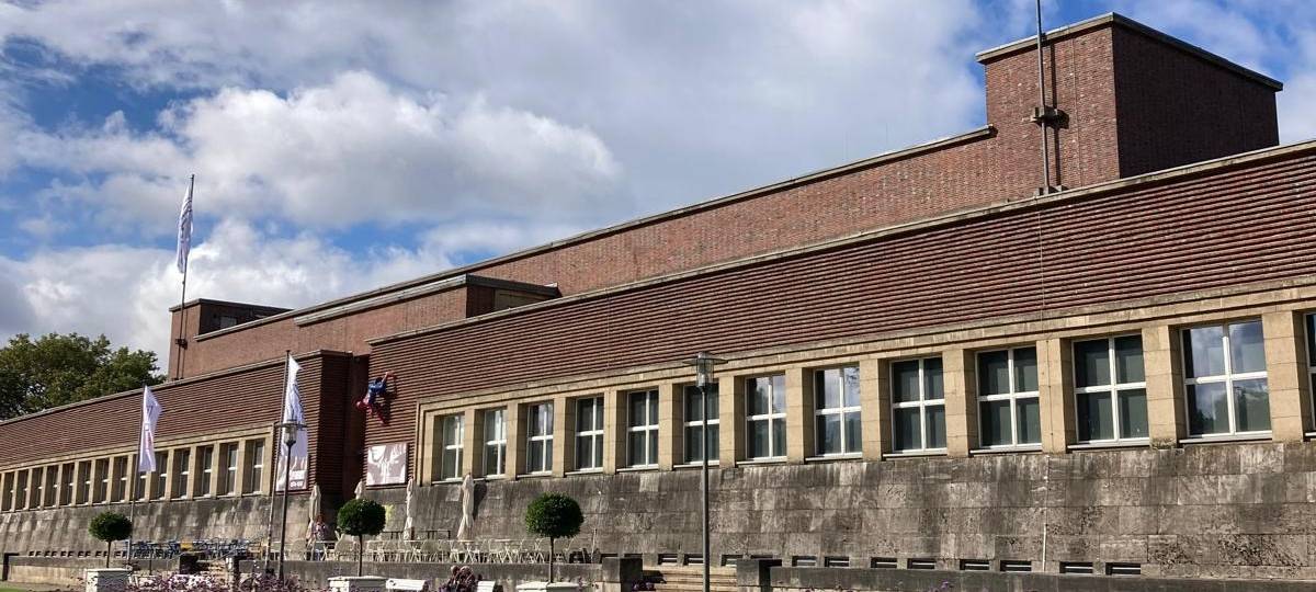Die Frontansicht auf das NRW-Forum im Ehrenhof.