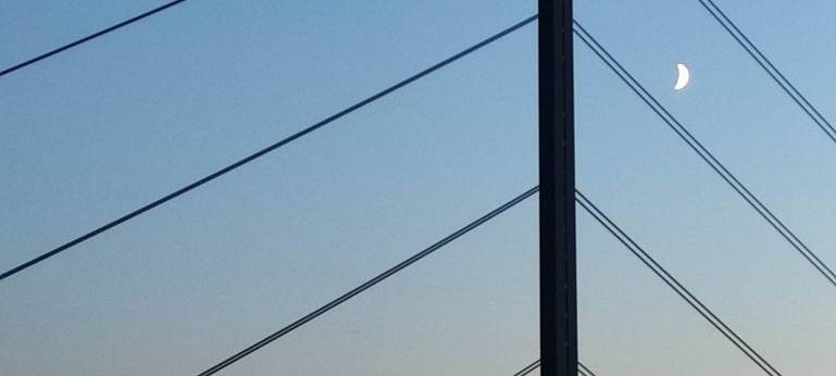 Die Theodor-Heuss-Brücke im Abendlicht.