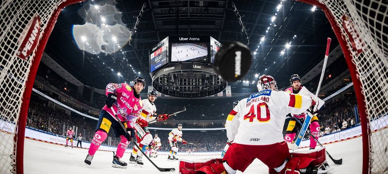 Szene aus dem Auswärtsspiel der DEG in Berlin. Torwart Hendrik Haukeland wehrt einen Schuss ab.