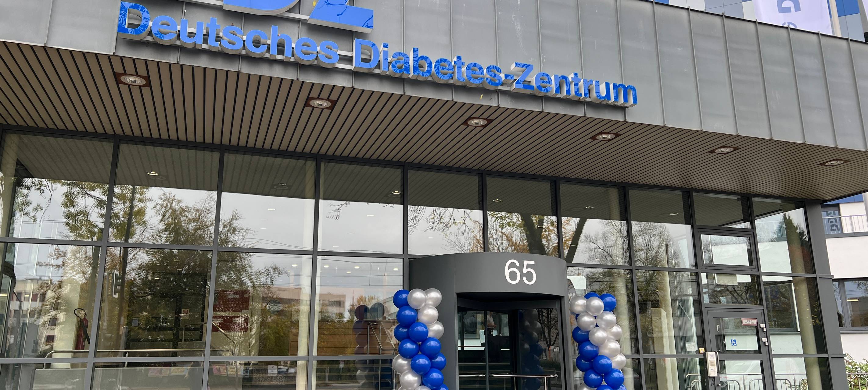 Eingang des deutschen Diabetes Zentrums in Oberbilk beim 60-jährigen Jubiläum