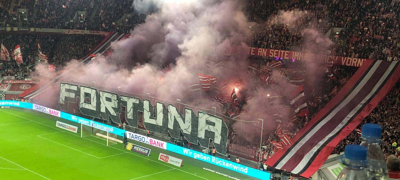 Fortuna-Düsseldorf-Fans stimmen sich mit einer Choreo auf der Südtribühne auf das Heimspiel gegen Kaiserslautern ein.