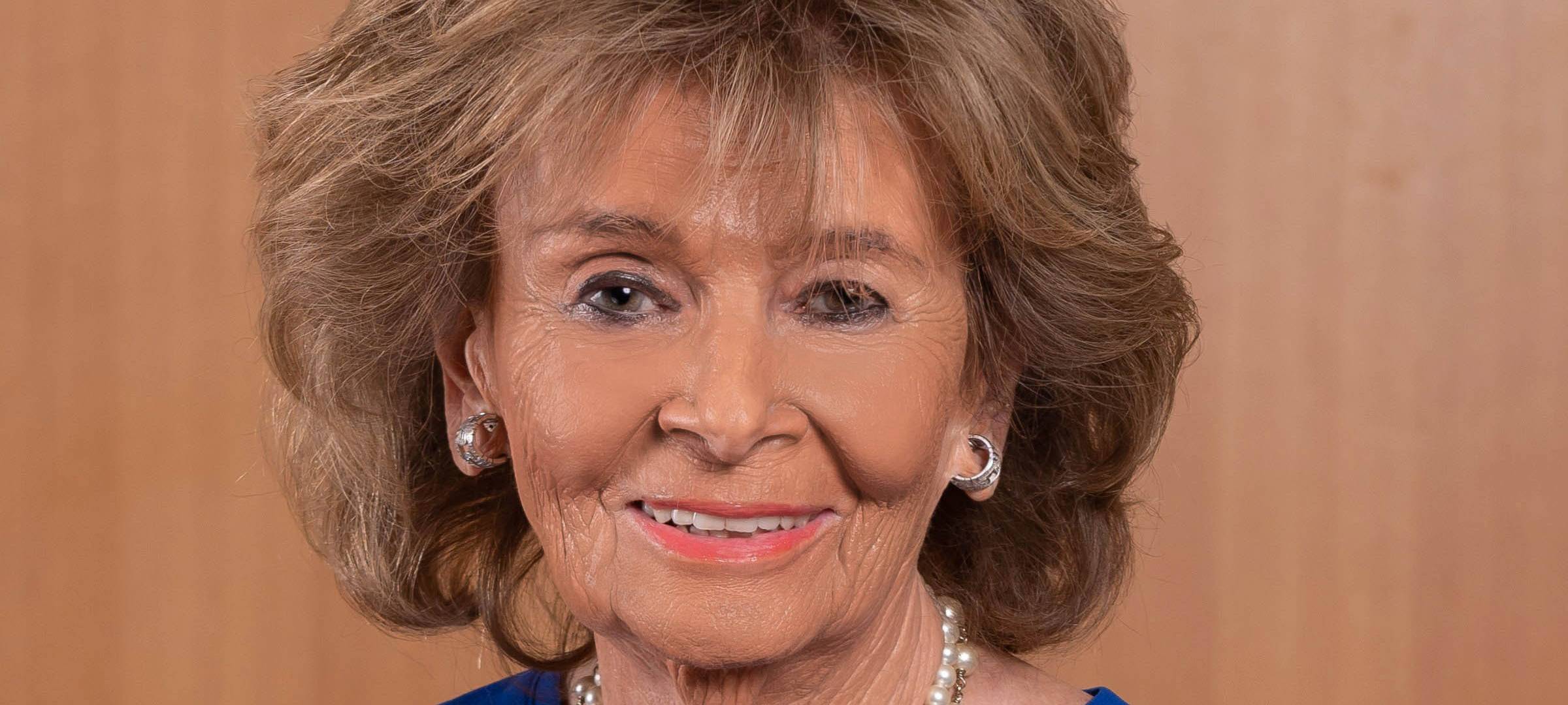 Gastprofessorin Charlotte Knobloch lächelt in die Kamera.