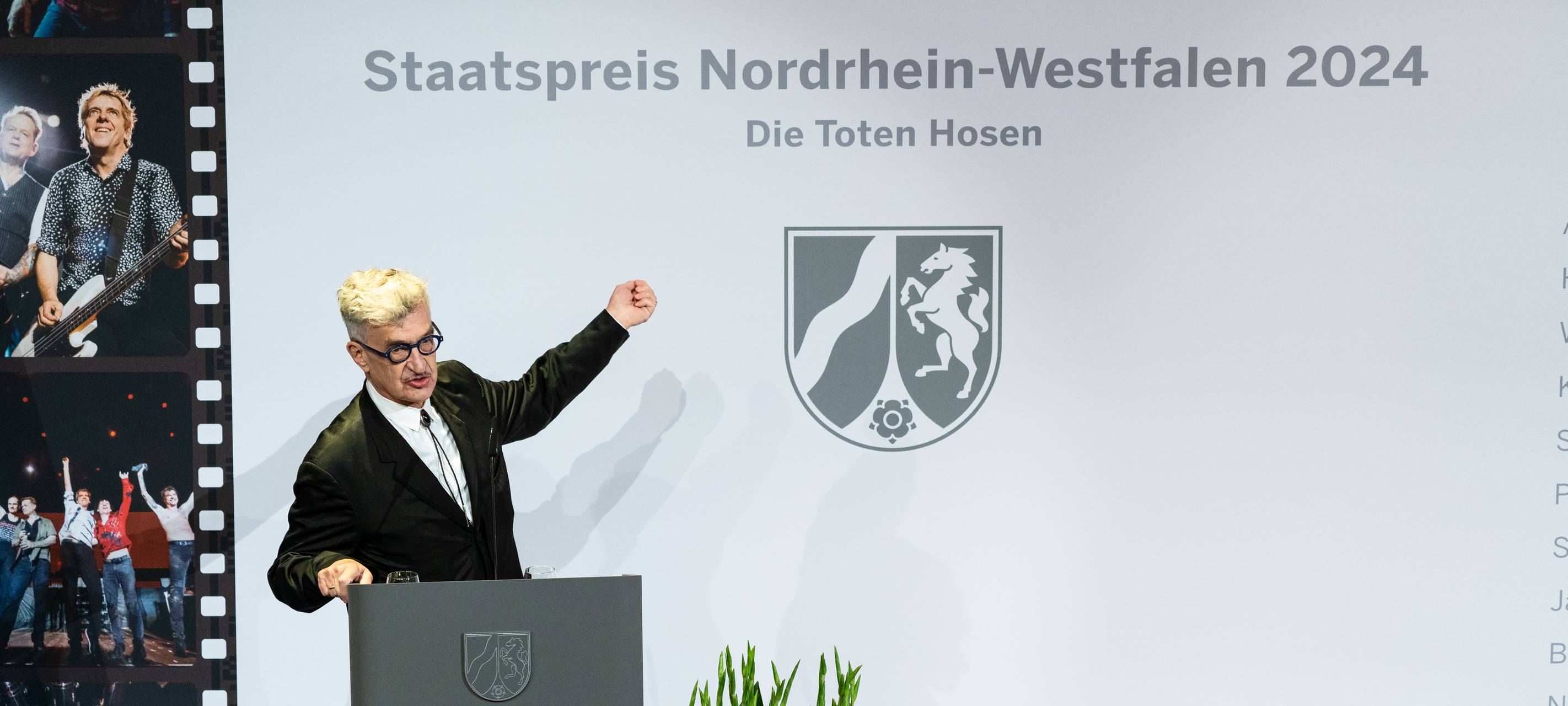 Der Düsseldorfer Regisseur Wim Wenders steht auf der Bühne und hält die Laudatio auf die Toten Hosen beim NRW-Staatspreis