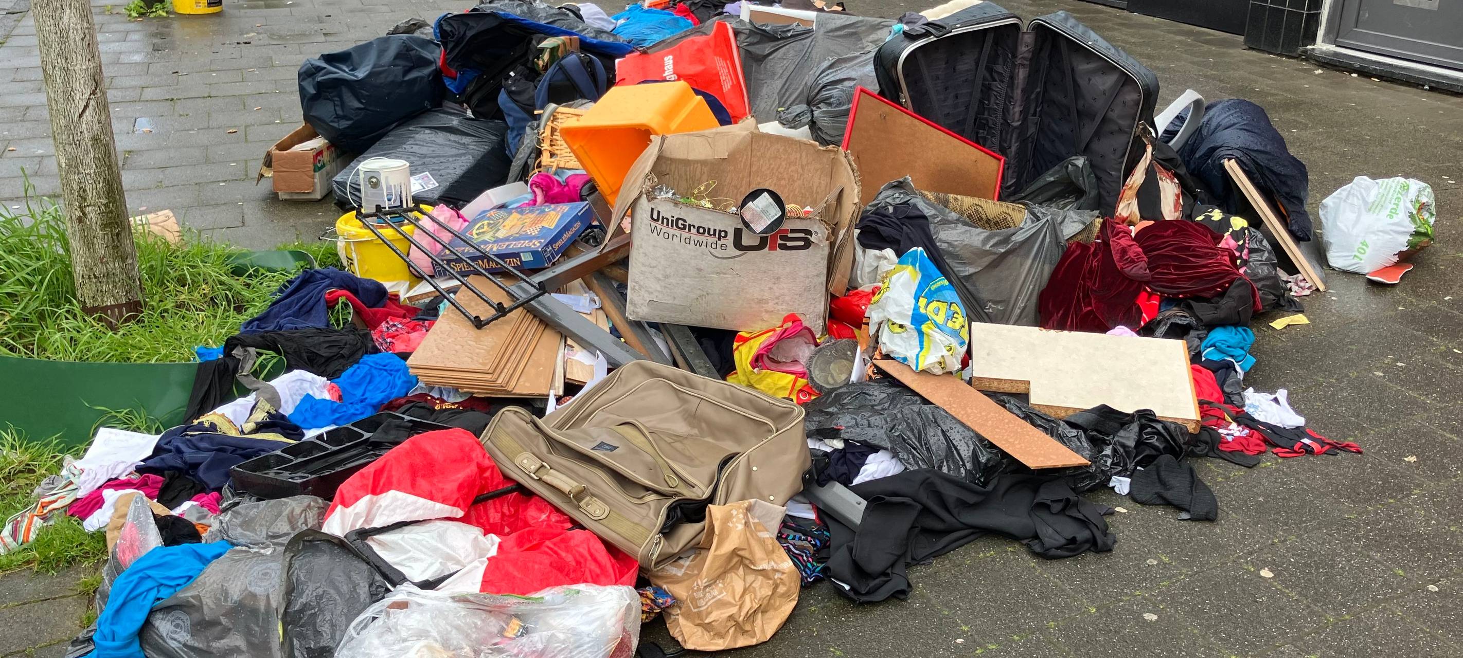 Illegale Müllentsorgung in Düsseldorf-Lierenfeld Am Gatherweg. Mülldetektive haben diesen Fall geklärt.