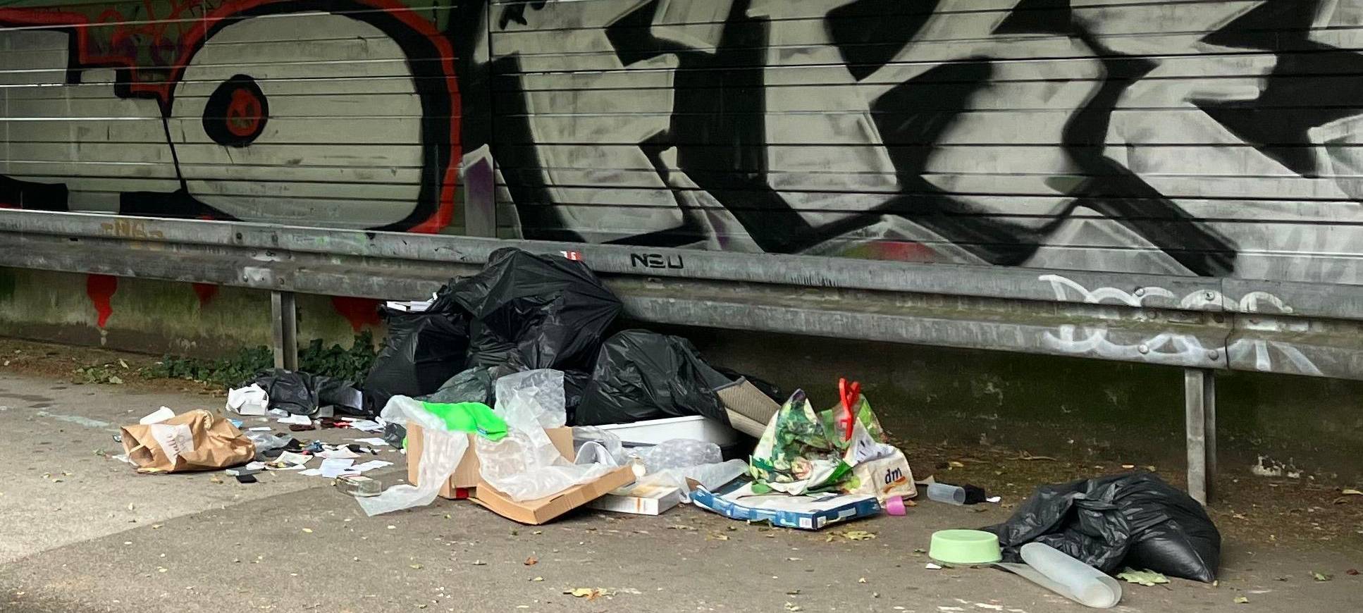 Illegale Müllentsorgung in Düsseldorf-Rath auf der Herdecker Straße. Mülldetektive haben diesen Fall geklärt.