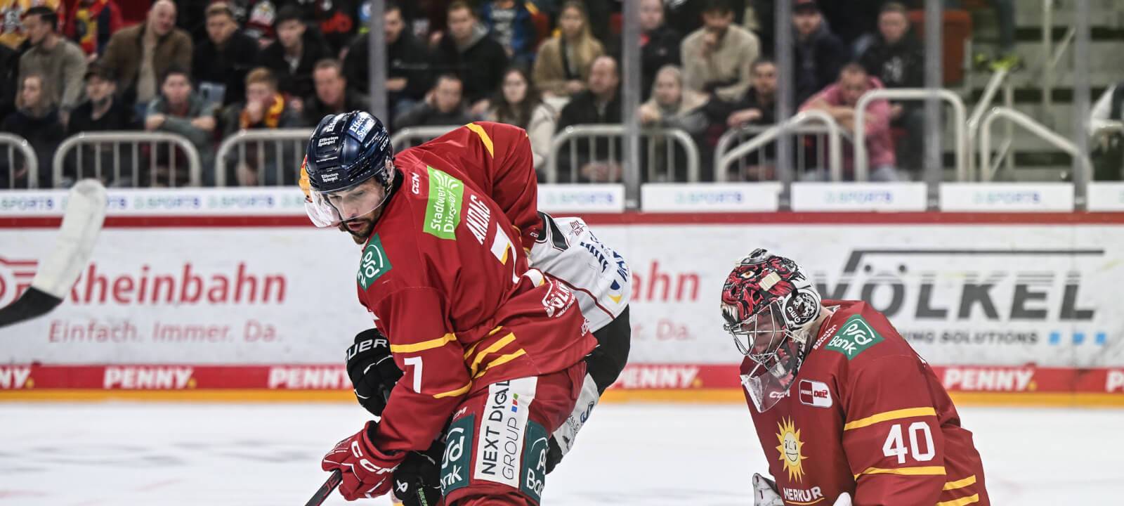DEG-Verteidiger Sinan Akdag und DEG-Torhüter Henrik Haukeland in Aktion auf dem Eis.