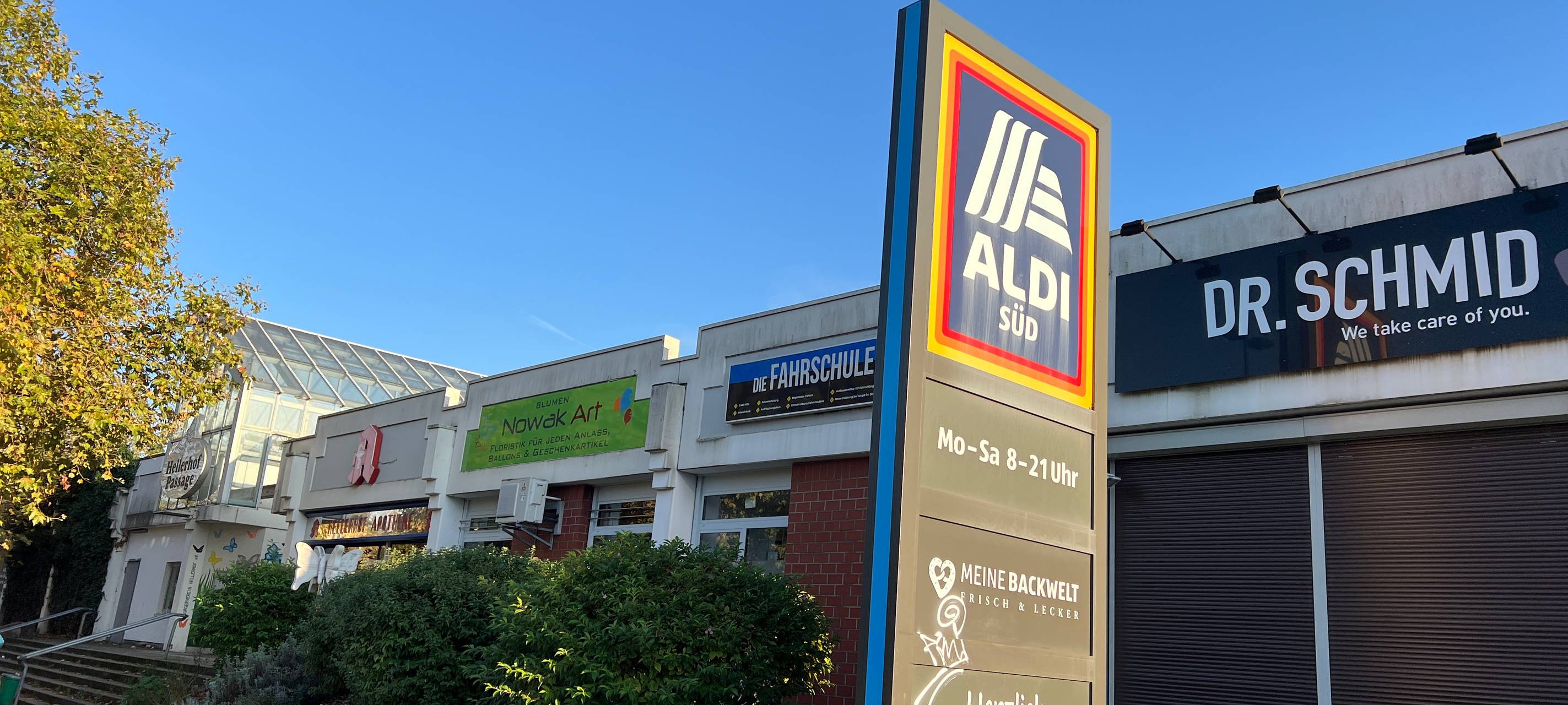 Blick von der Straße aus auf die Hellerhof-Einkaufspassage