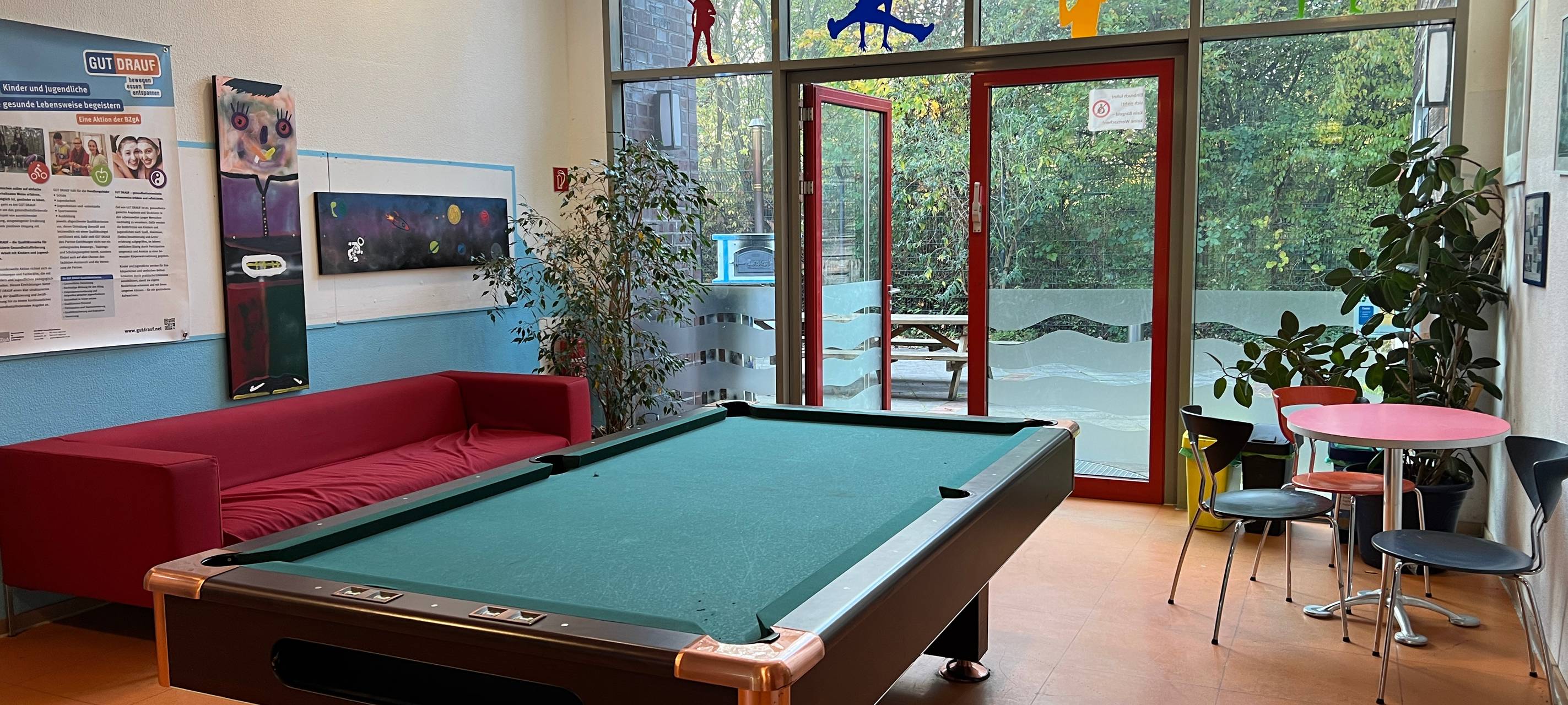 Eingangsbereich mit Billardtisch in der offenen Kinder- und Jugendeinrichtung St. Matthäus in Hellerhof