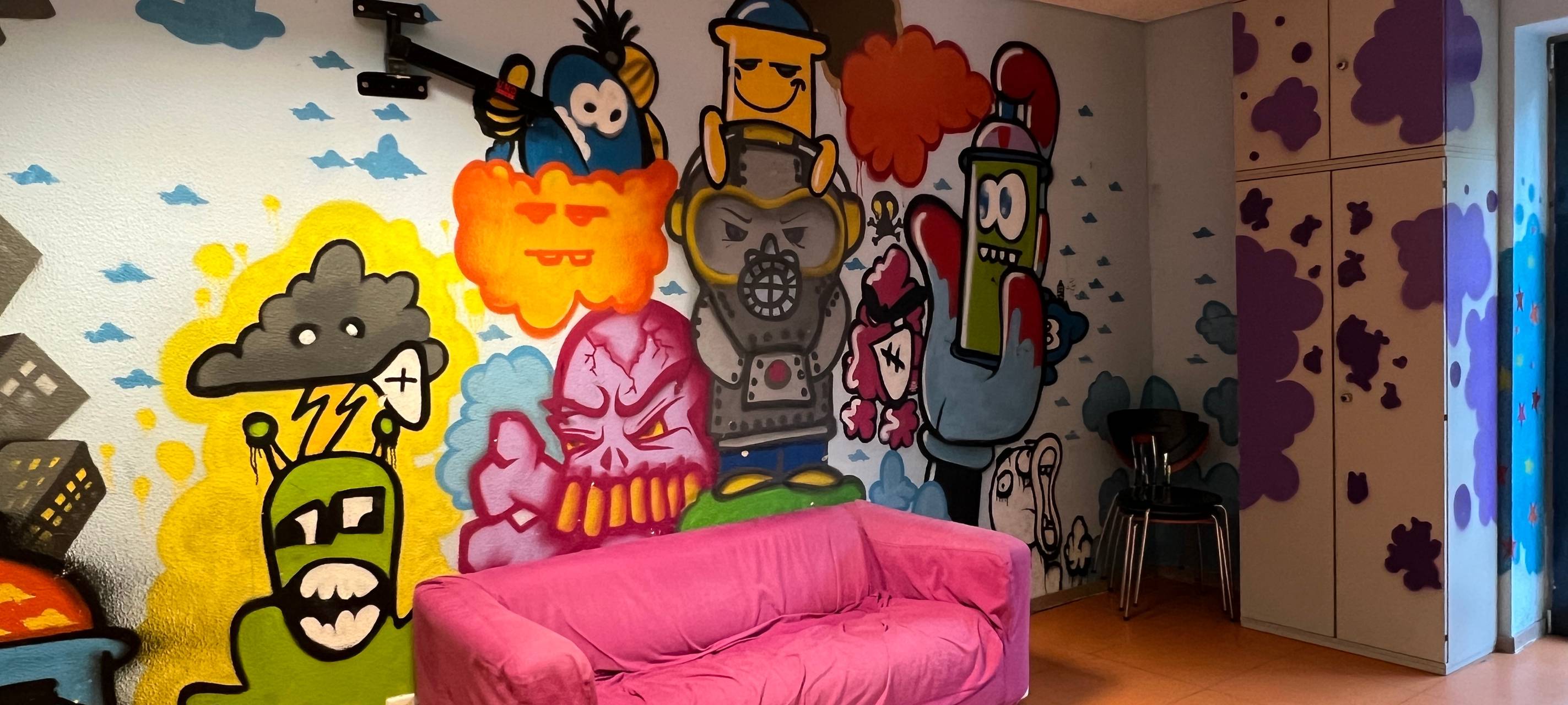 Gemeinschaftsraum im offenen Kinder- und Jugendtreff St. Matthäus in Hellerhof mit selbst gestalteten Wänden durch die Kinder und Jugendlichen.