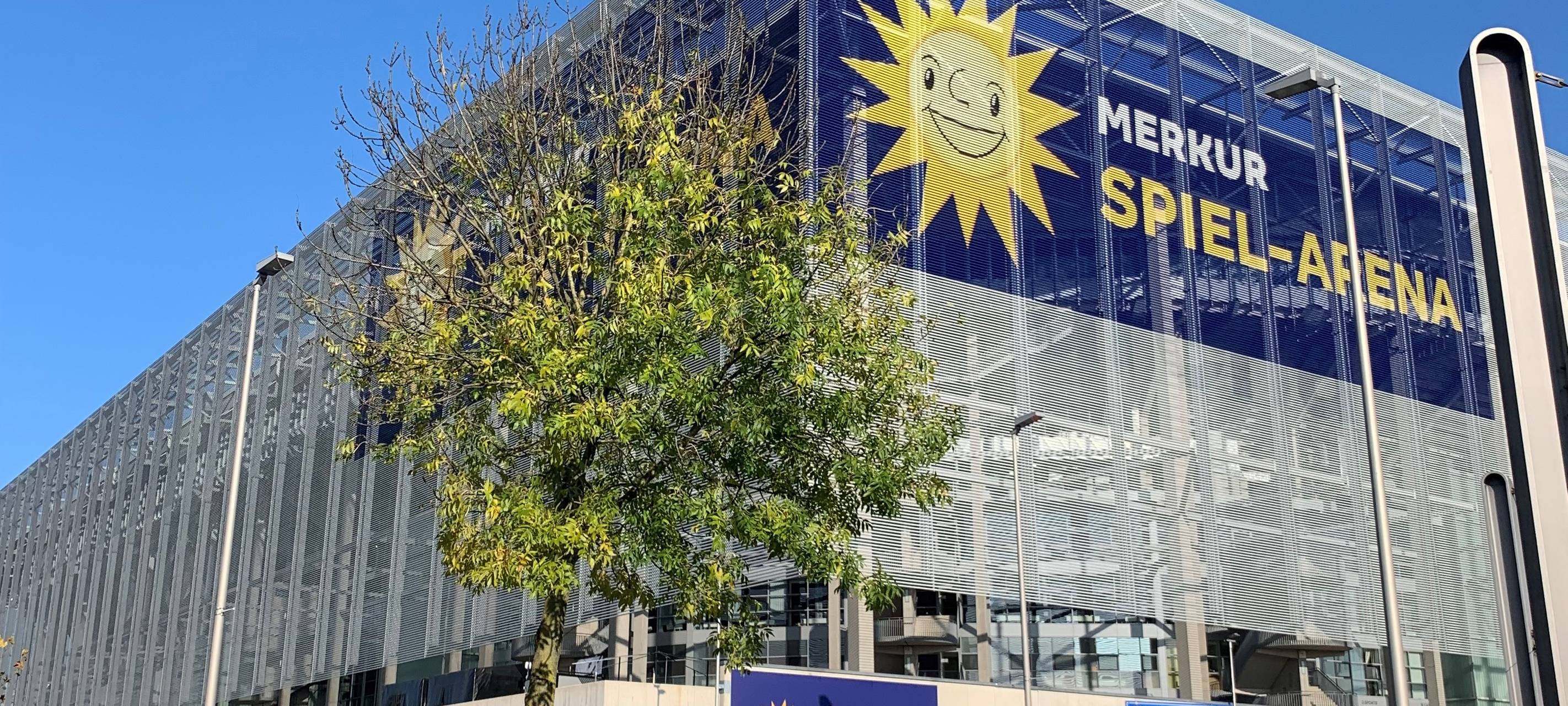 Die Merkur Spiel-Arena in der Sonne. Rhein Fire wird hier 2025 spielen