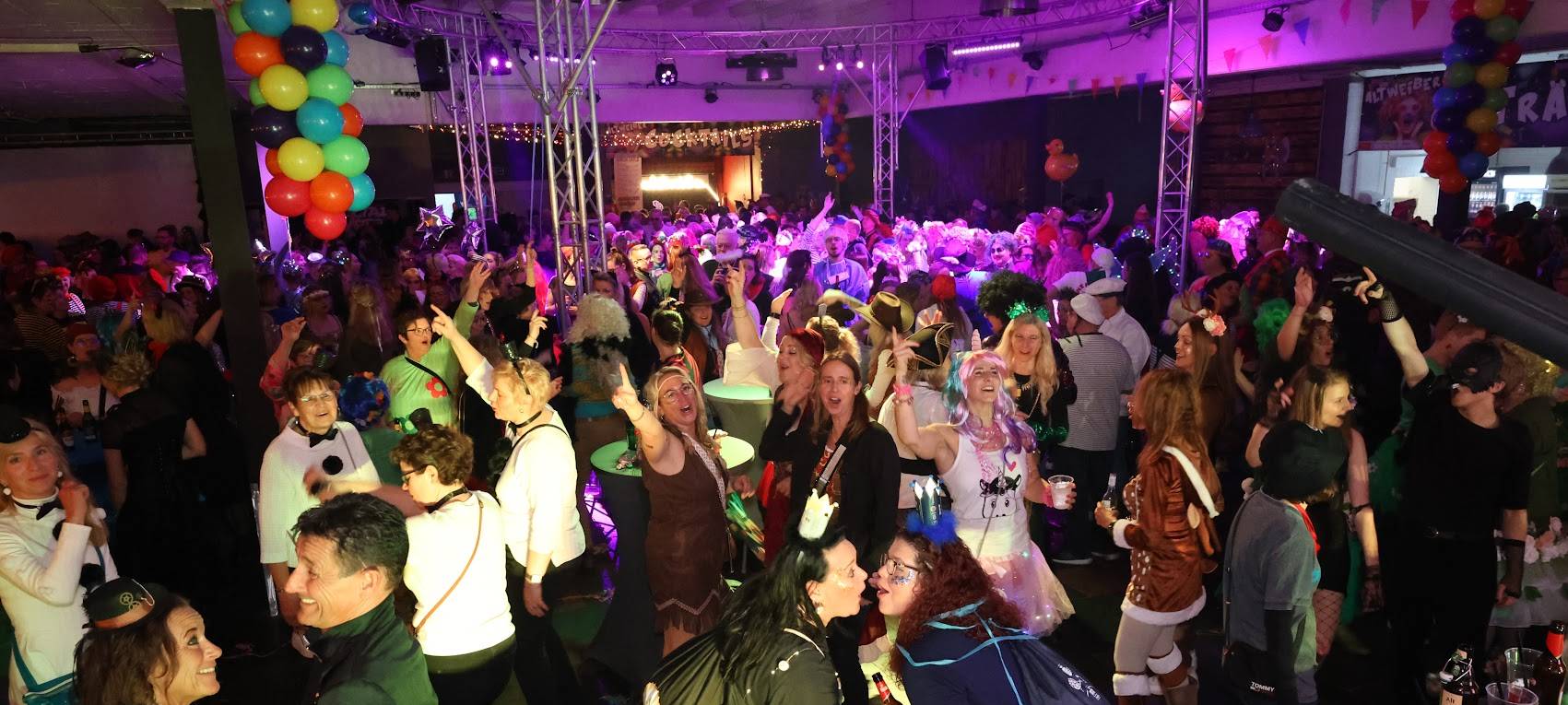 Feiernde Menschen bei einer Altweiberparty. Viele Jecken sind verkleidet.