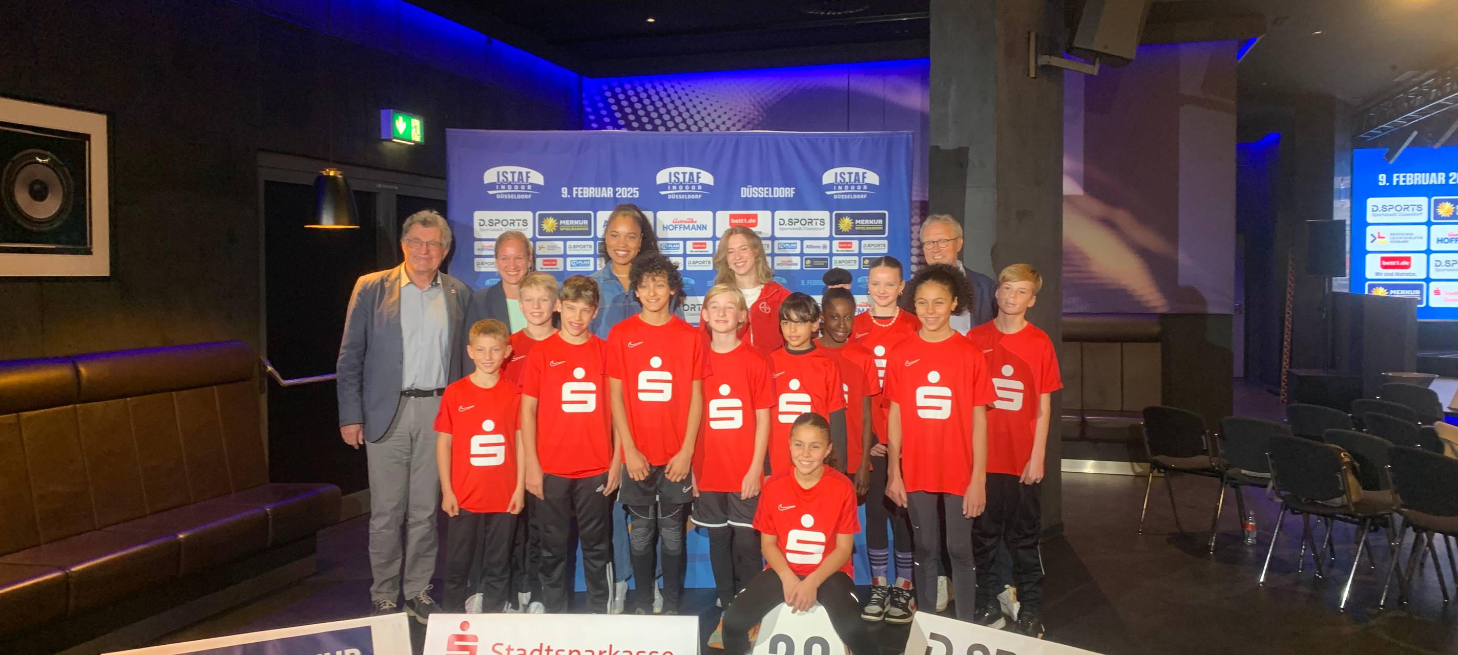 Ein Gruppenfoto zum ISTAF Indoor. Verantwortliche des ISTAF INDOOR; Kugelstoßerin Yemisi Ogunleye und Kinder des ART Düsseldorf stehen zusammen im Rather Dome