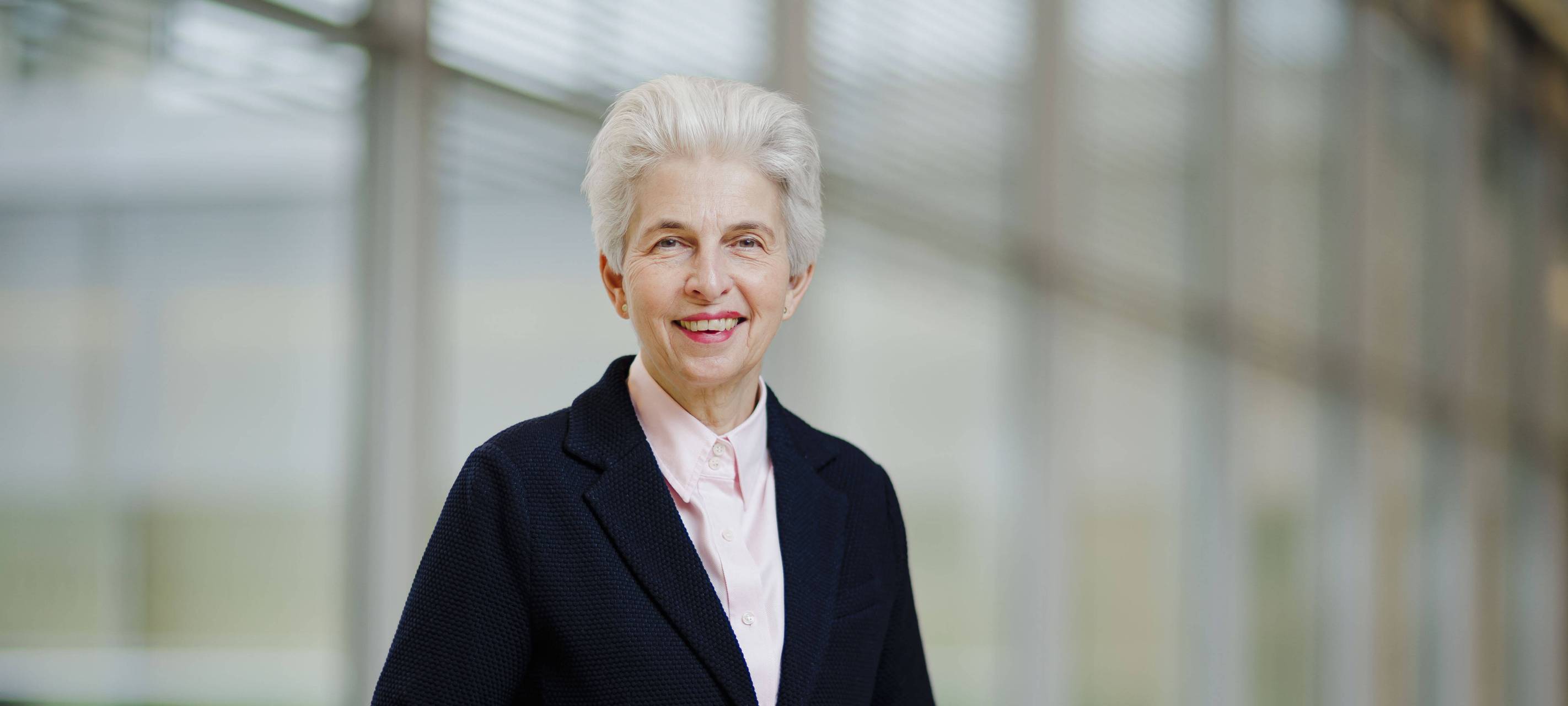 Die Düsseldorferin Marie-Agnes Strack-Zimmermann lächelt in die Kamera. Sie sitzt für die FDP im Europaparlament.