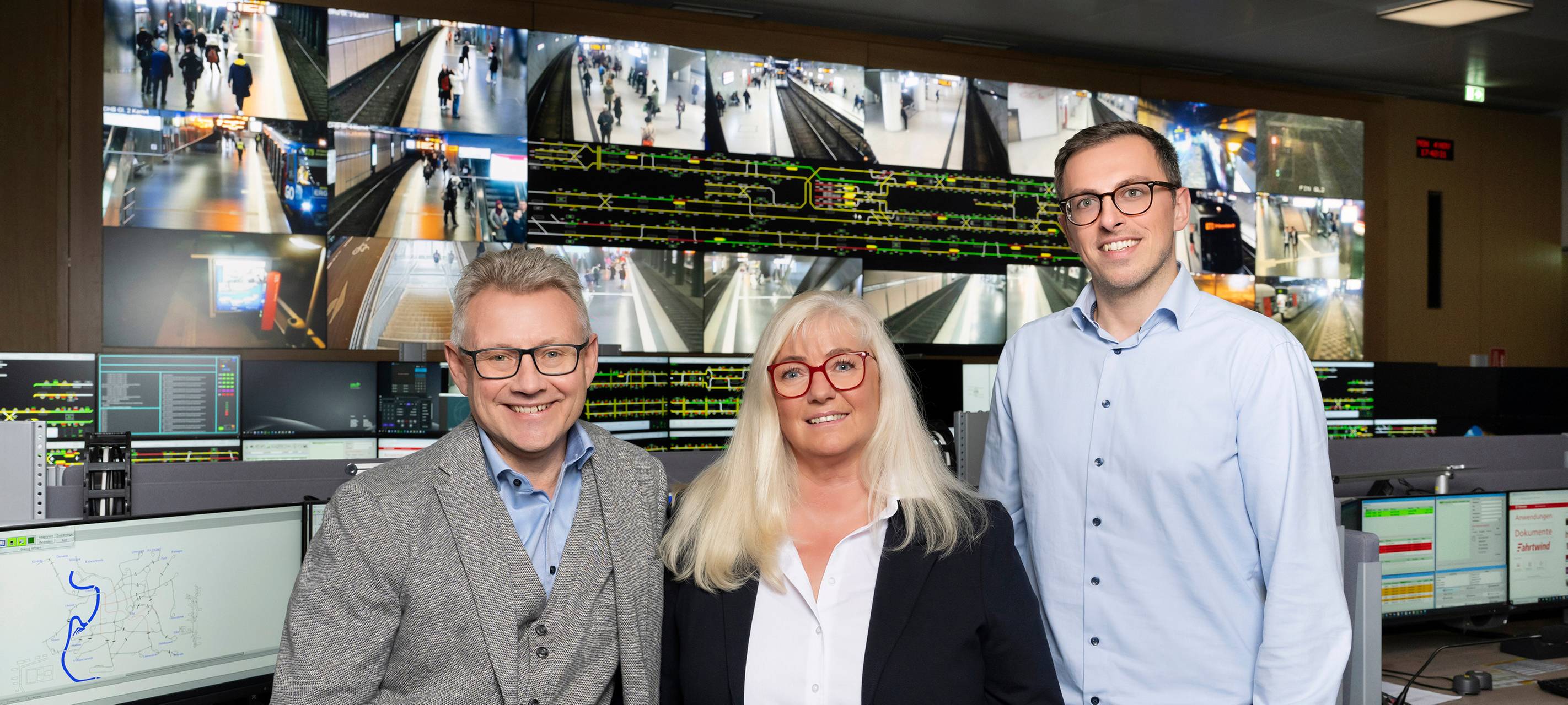 Die neue Betriebsleitstelle der Rheinbahn. Im Vordergrund stehen Rheinbahn-Vorstand Michael Richarz, die Leiterin der Leitstelle, Doris Mills, und Stefan Ribic, Abteilungsleiter Elektronische Systeme.