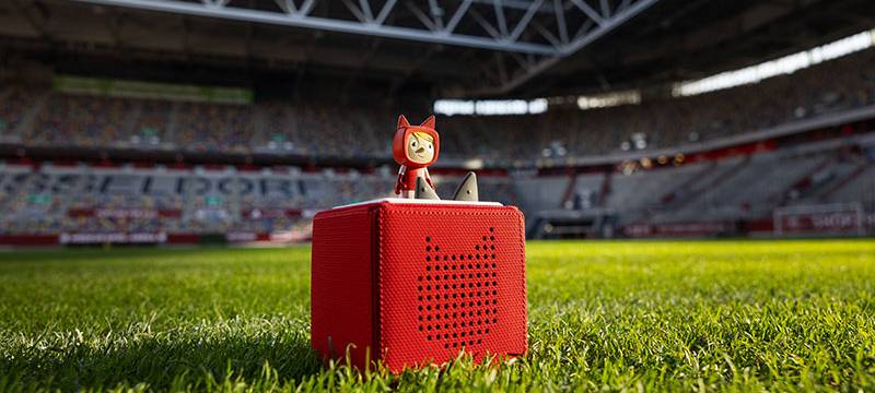 Eine Toniebox auf dem Rasen der Arena in Stockum