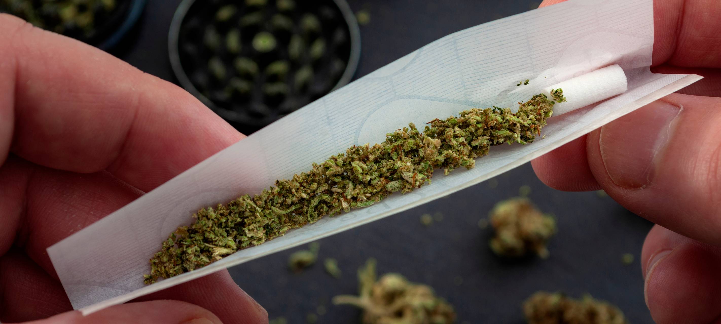 Ein Joint mit Cannabis wird gedreht.