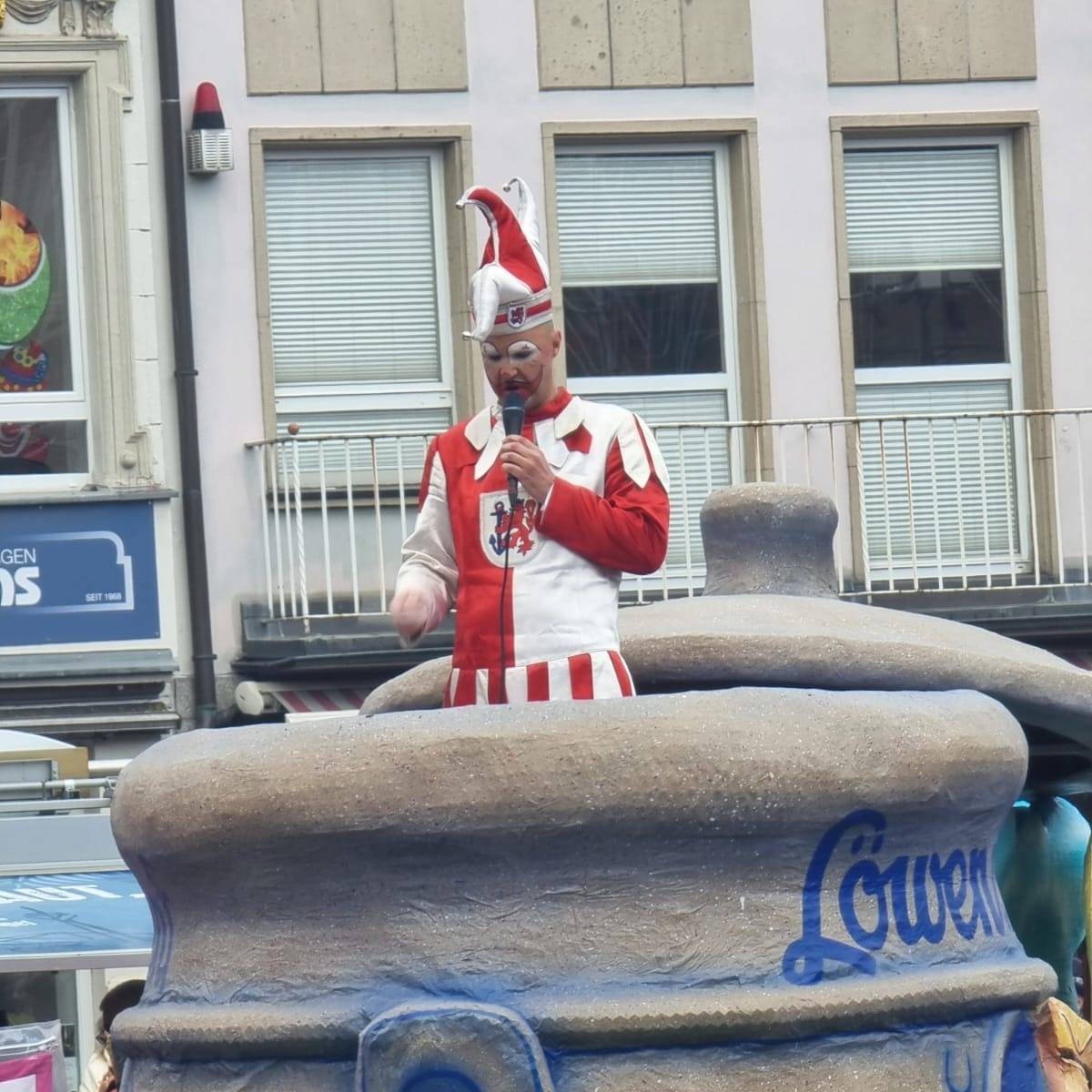 Der Hoppeditz hält seine Rede auf dem Marktplatz. Wie gehabt steht er in einem großen Senftopf.