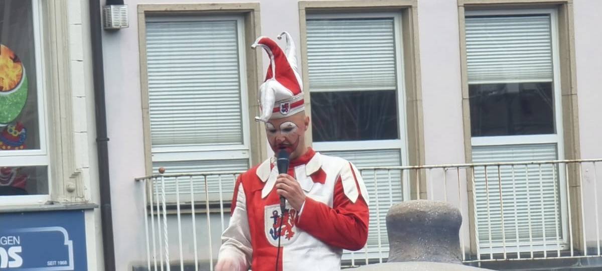 Der Hoppeditz hält seine Rede auf dem Marktplatz. Wie gehabt steht er in einem großen Senftopf.