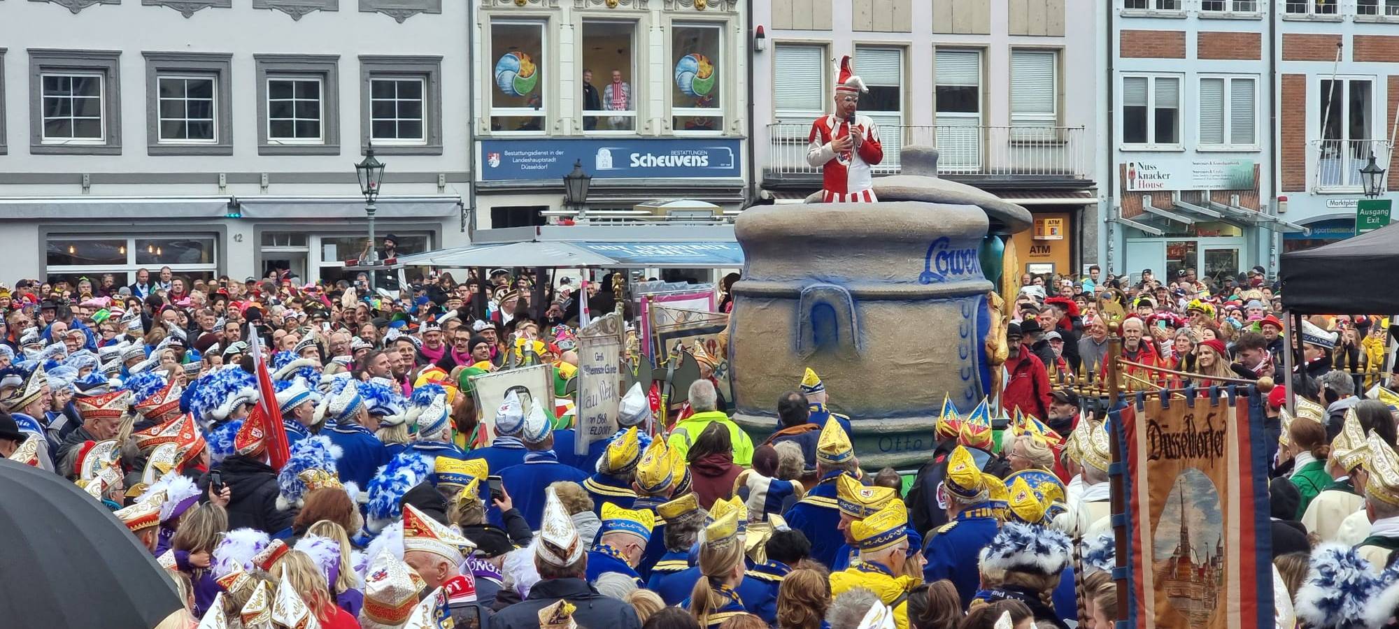 Der Hoppeditz bei seiner Rede auf dem Marktplatz in der Altstadt. Garden und Karnevalsgesellschaften lauschen andächtig.