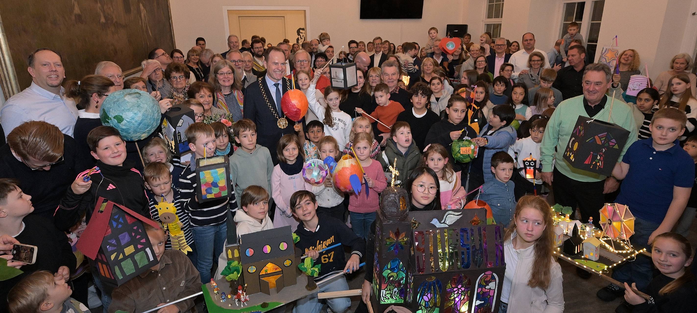 Viele Kinder präsentieren im Rathaus ihre schönsten Martinslaternen