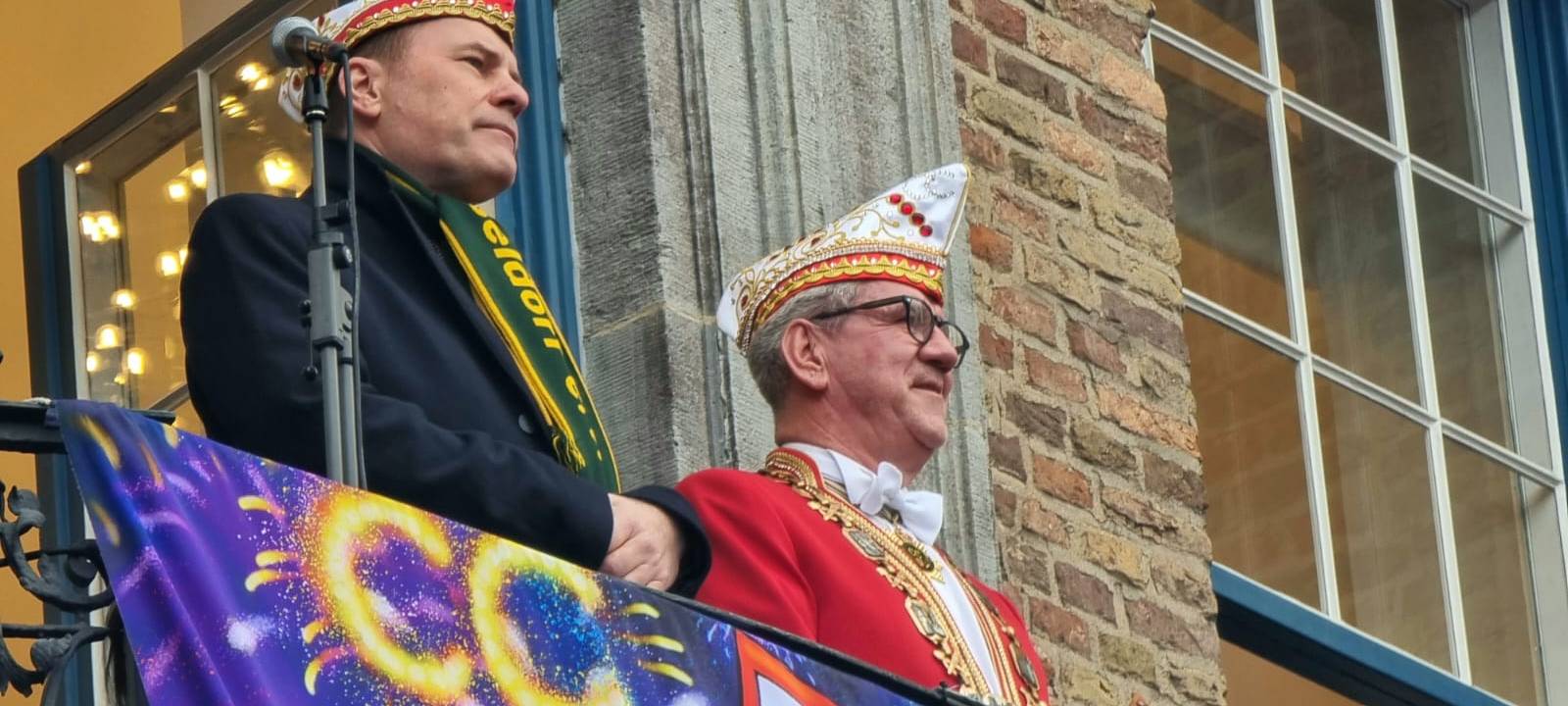 Oberbürgermeister Stephan Keller und CC-Chef Lothar Hörning stehen auf dem Rathausbalkon.