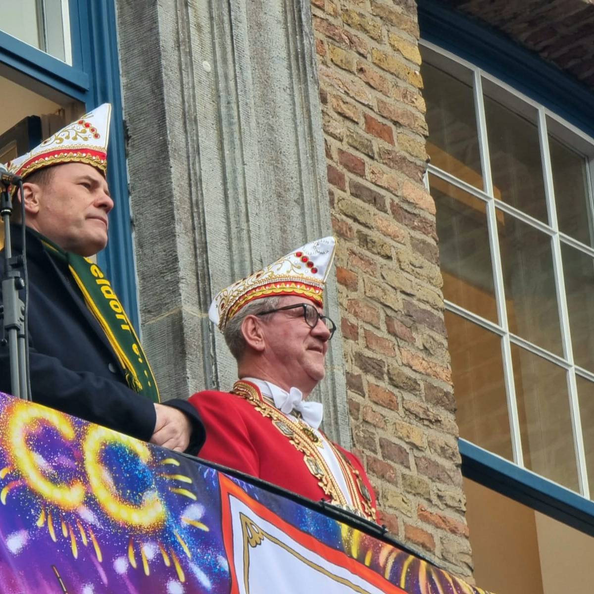 Oberbürgermeister Stephan Keller und CC-Chef Lothar Hörning stehen auf dem Rathausbalkon.
