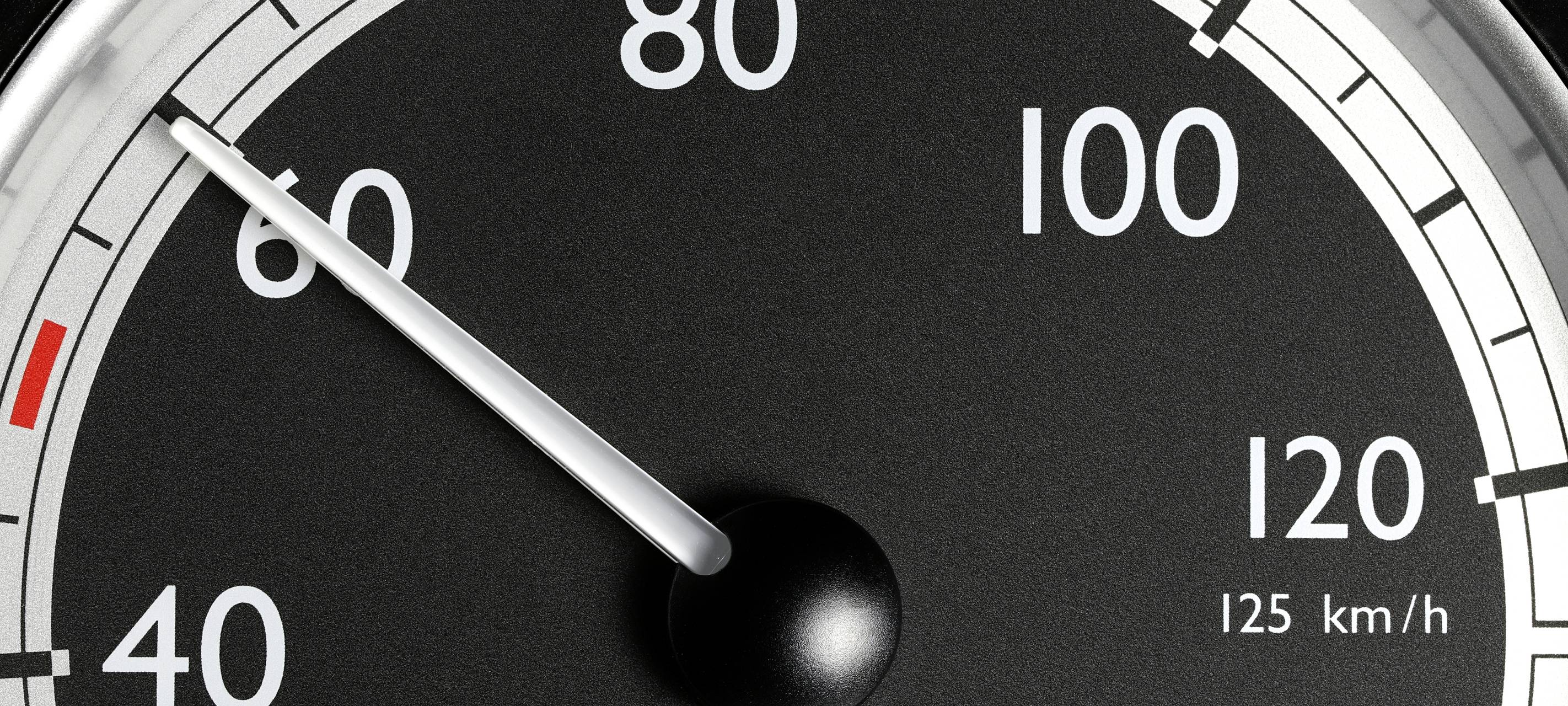 Ein Tachometer zeigt auf die Zahl 60.