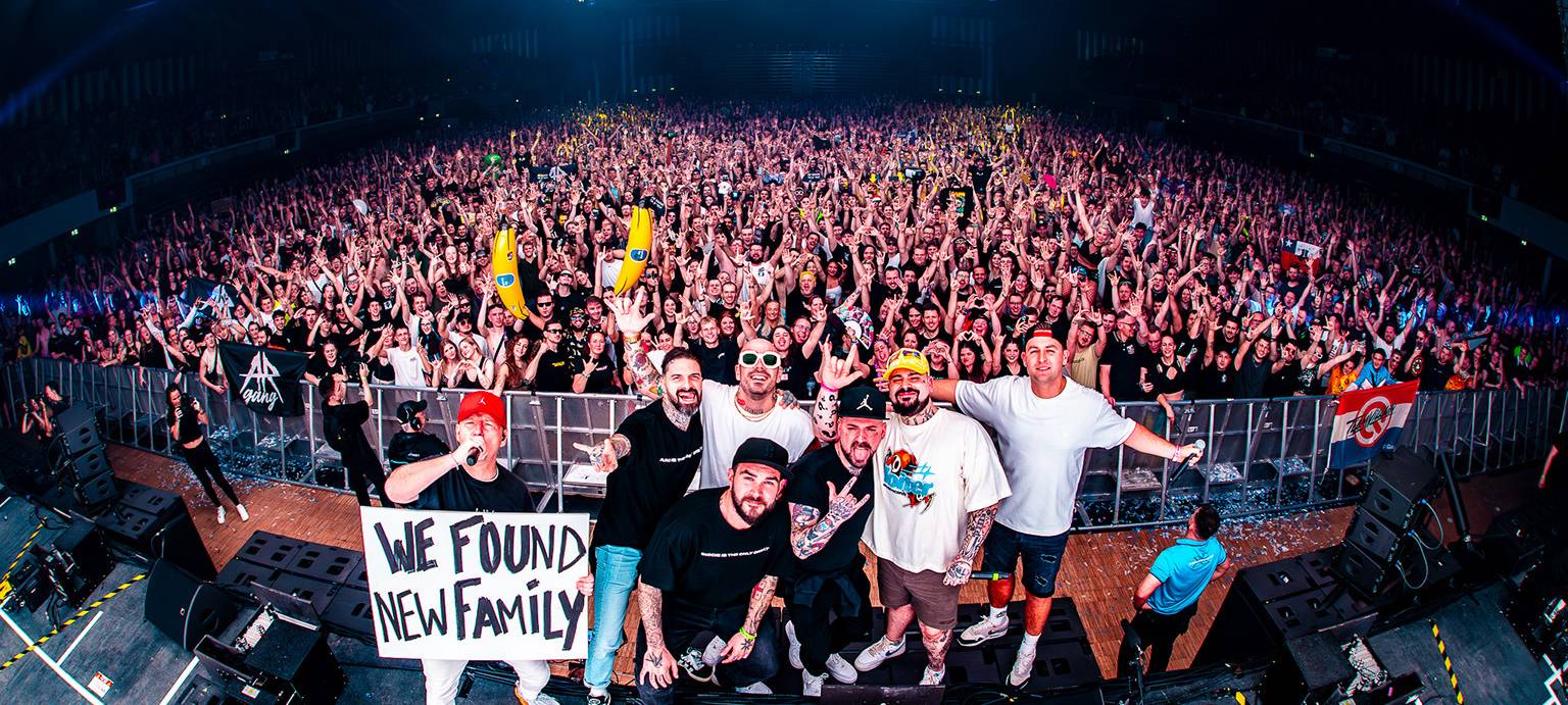 Künstler der AR Gang stehen auf der Bühne der Mitsubishi Electric Halle. Im Hintergrund: Ein begeistertes Publikum.